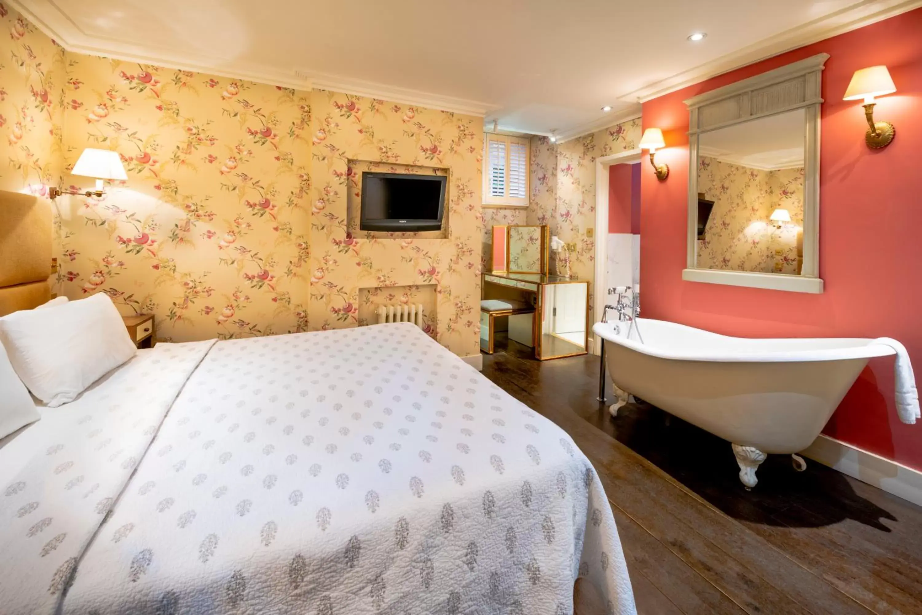 Bathroom, Bed in Fielding Hotel
