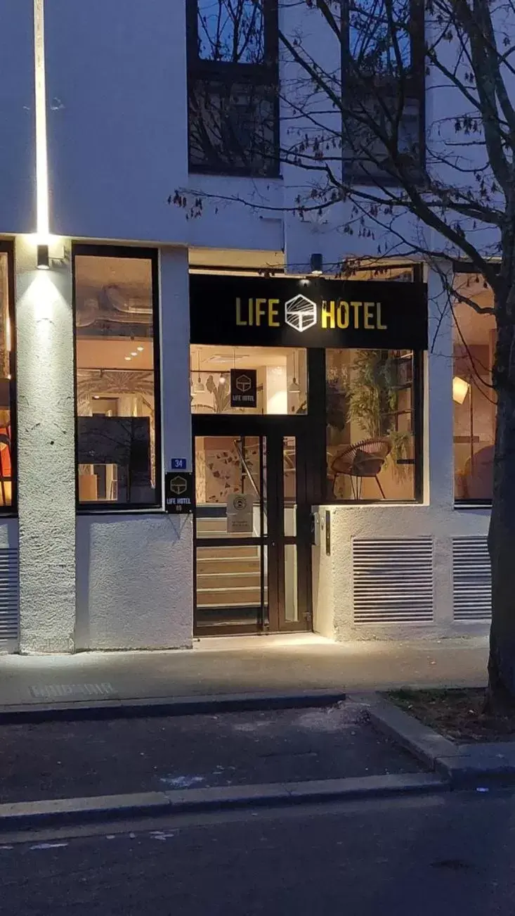 Property building in Hôtel Life Bordeaux Gare - BG