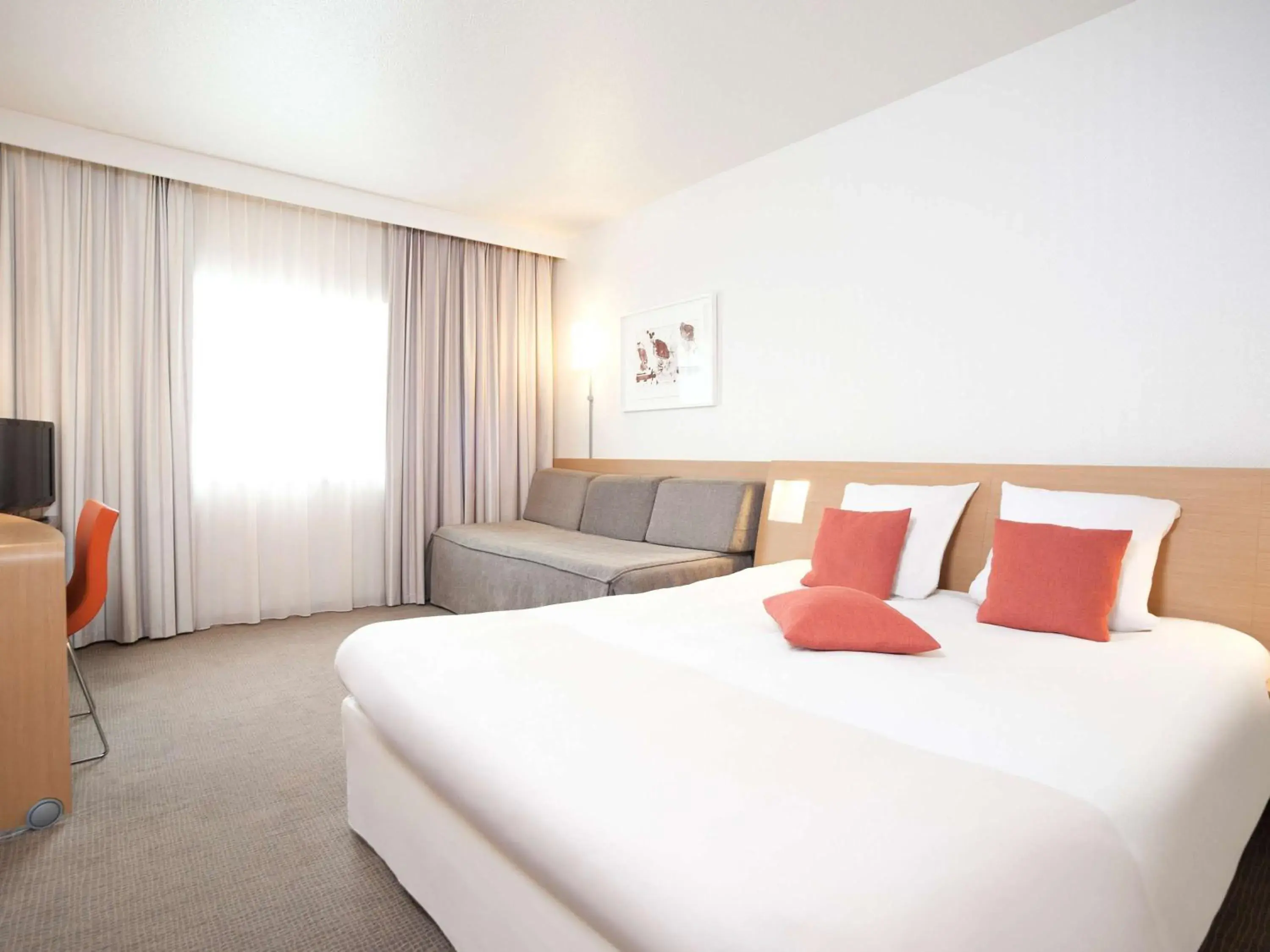 Photo of the whole room, Bed in Novotel Brugge Centrum