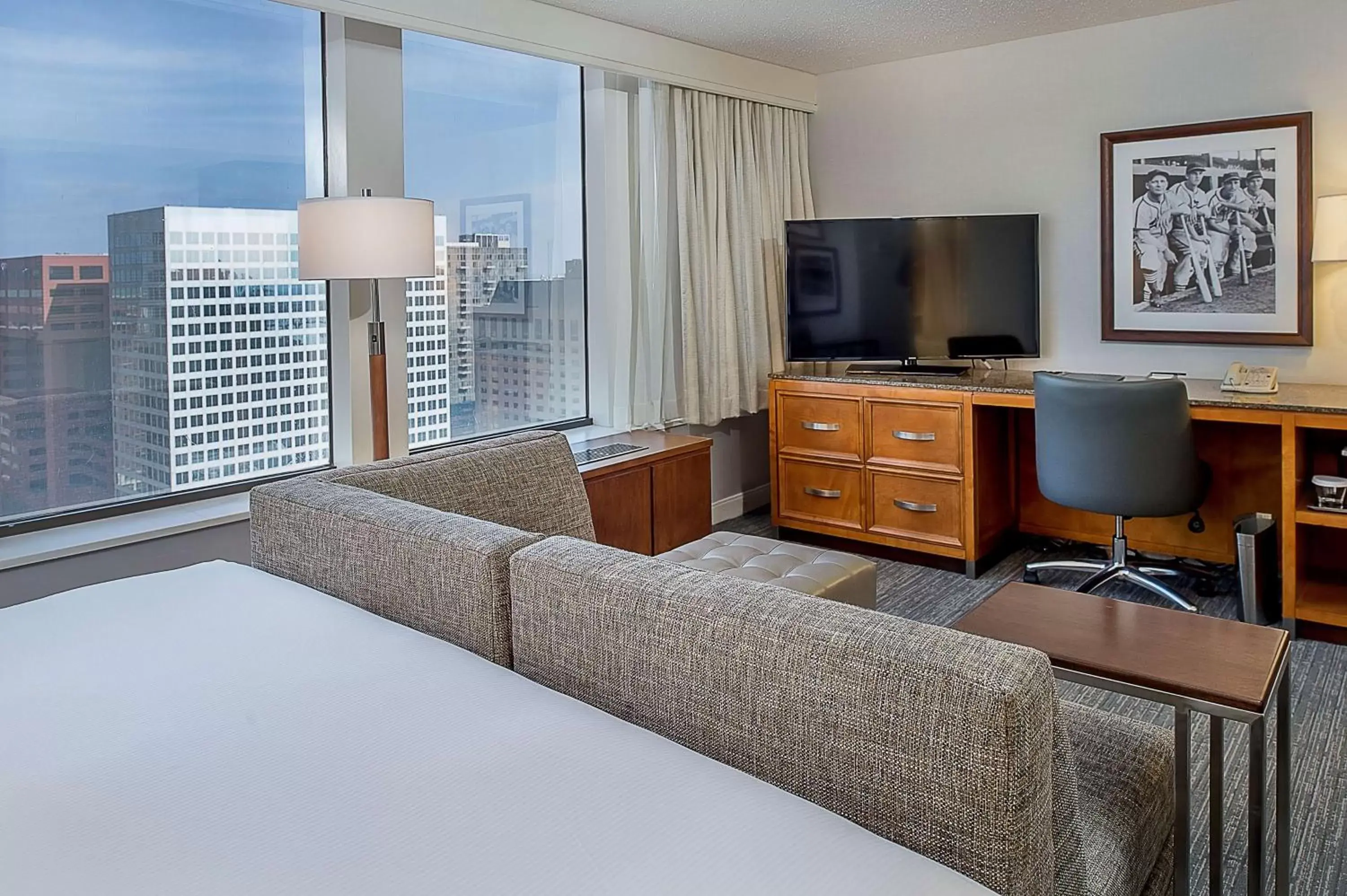 Bed, TV/Entertainment Center in Hilton St. Louis at the Ballpark