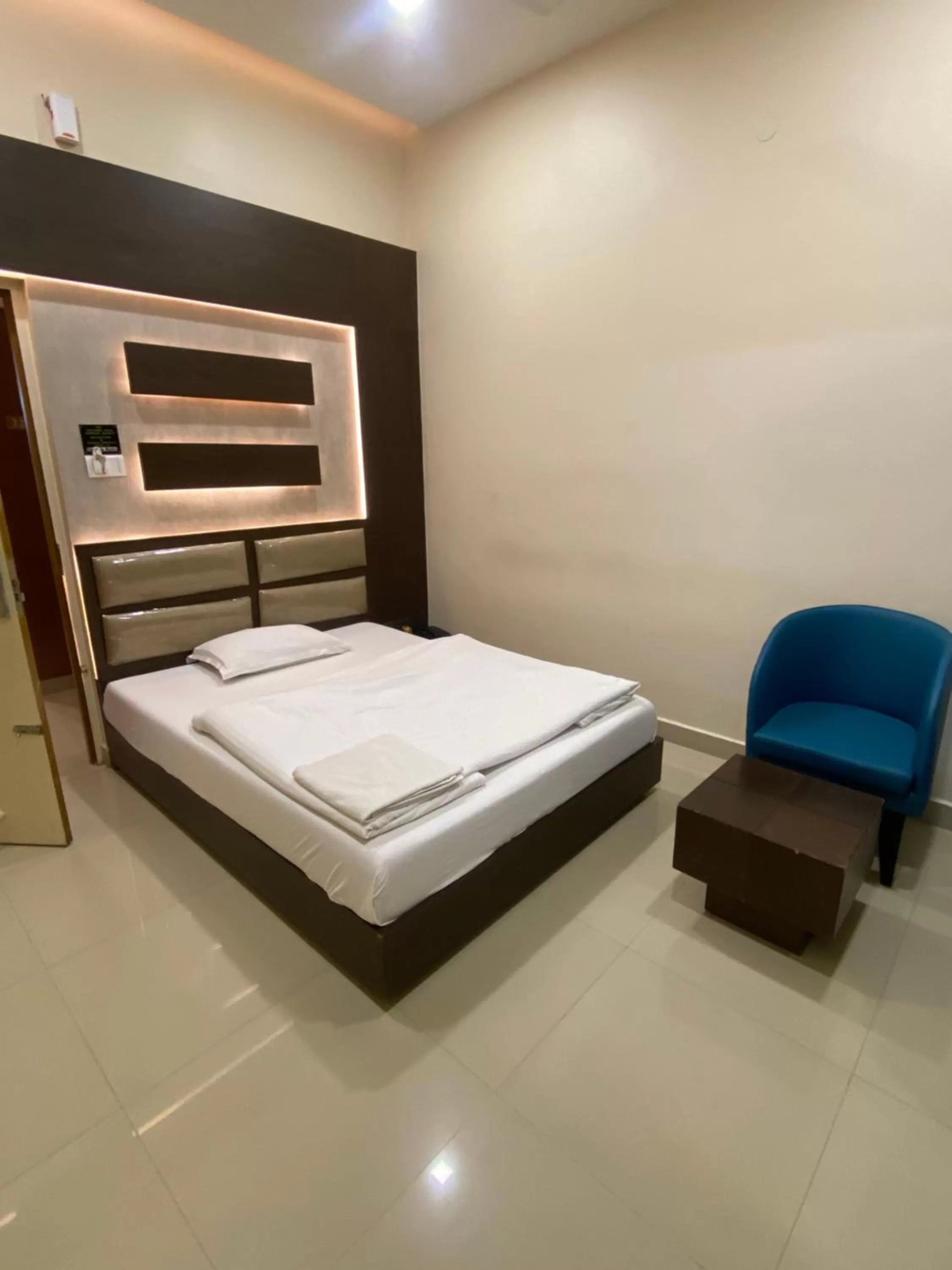 Bedroom, Bed in Greens Suite - Business Class Hotel - Opposite Ripon Building