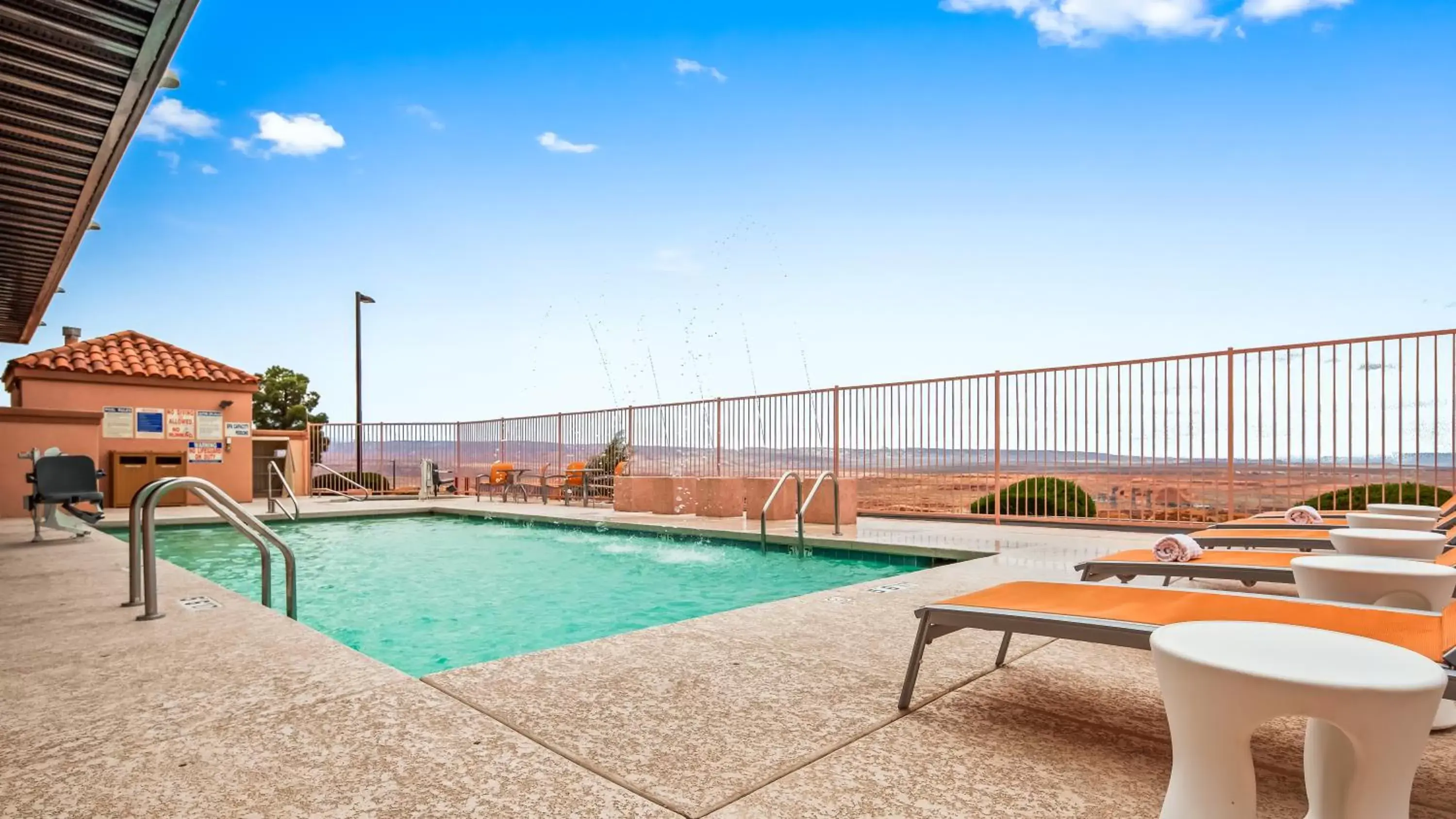 Swimming Pool in Best Western View of Lake Powell Hotel