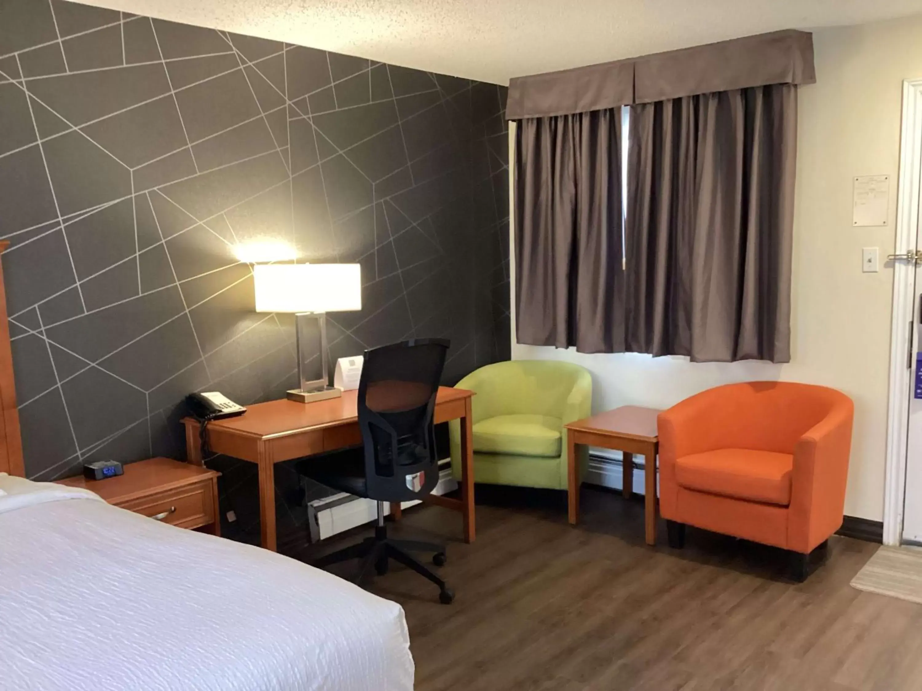 Bedroom, Seating Area in Best Western Glengarry