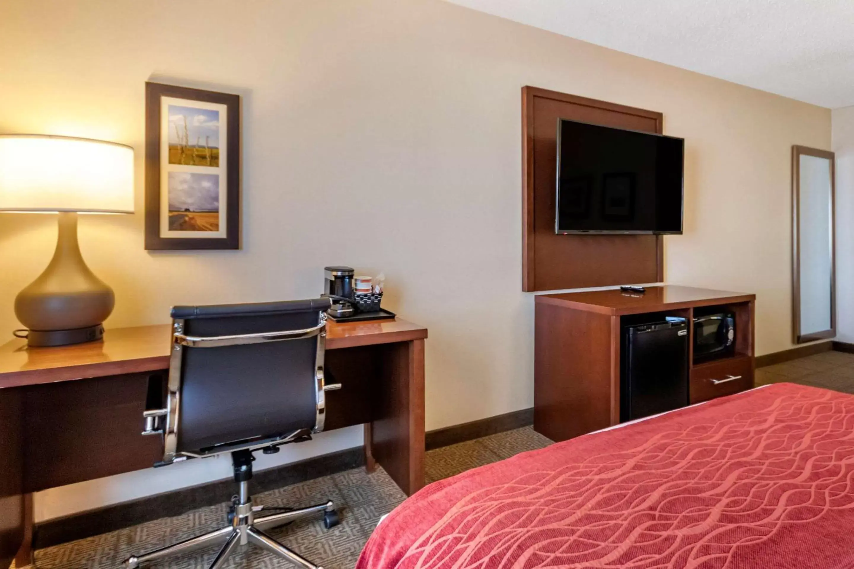 Photo of the whole room, TV/Entertainment Center in Comfort Inn Great Falls