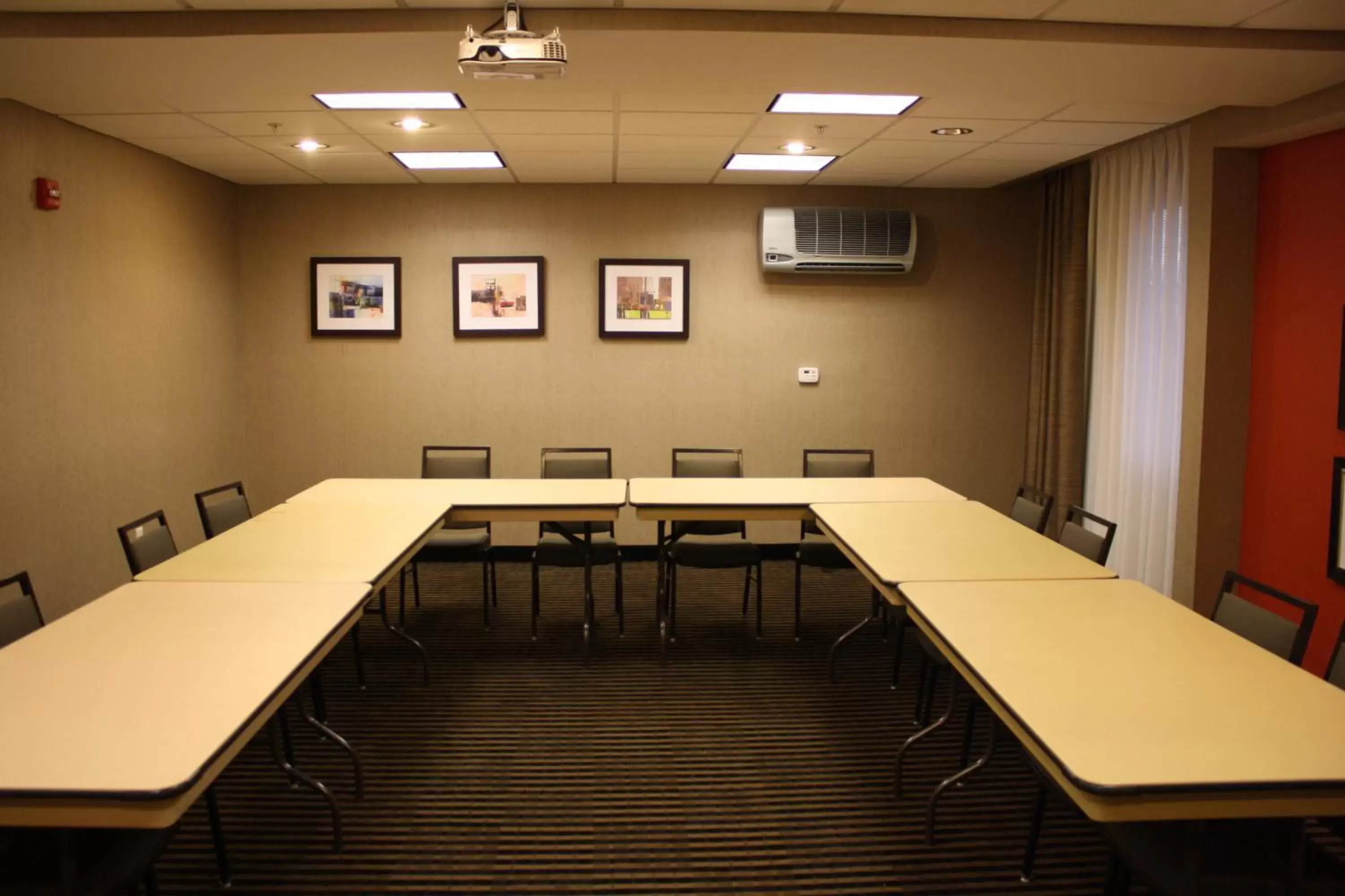 Meeting/conference room in Holiday Inn Express Toledo North, an IHG Hotel