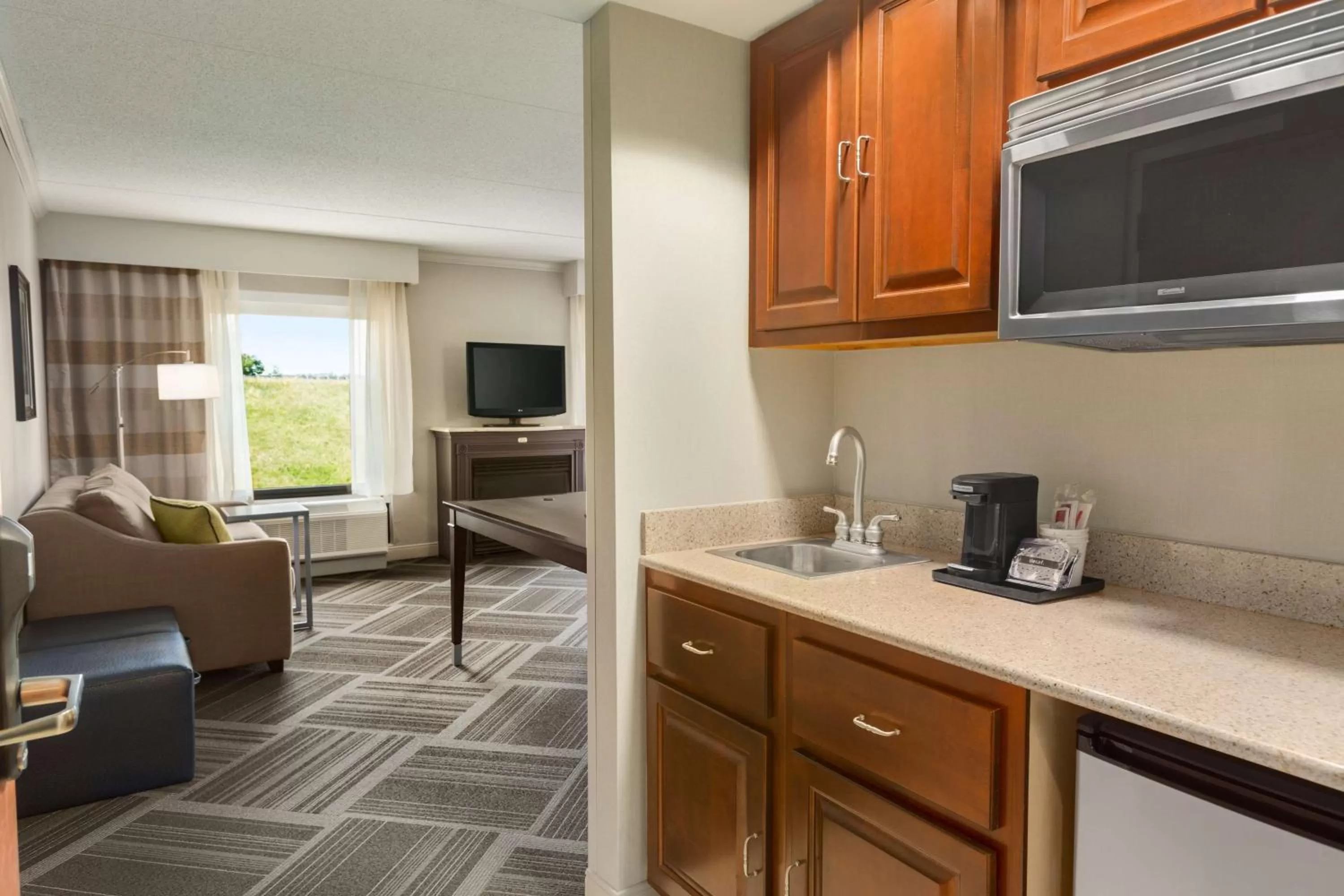 Kitchen or kitchenette in Hampton Inn & Suites by Hilton Manchester Bedford