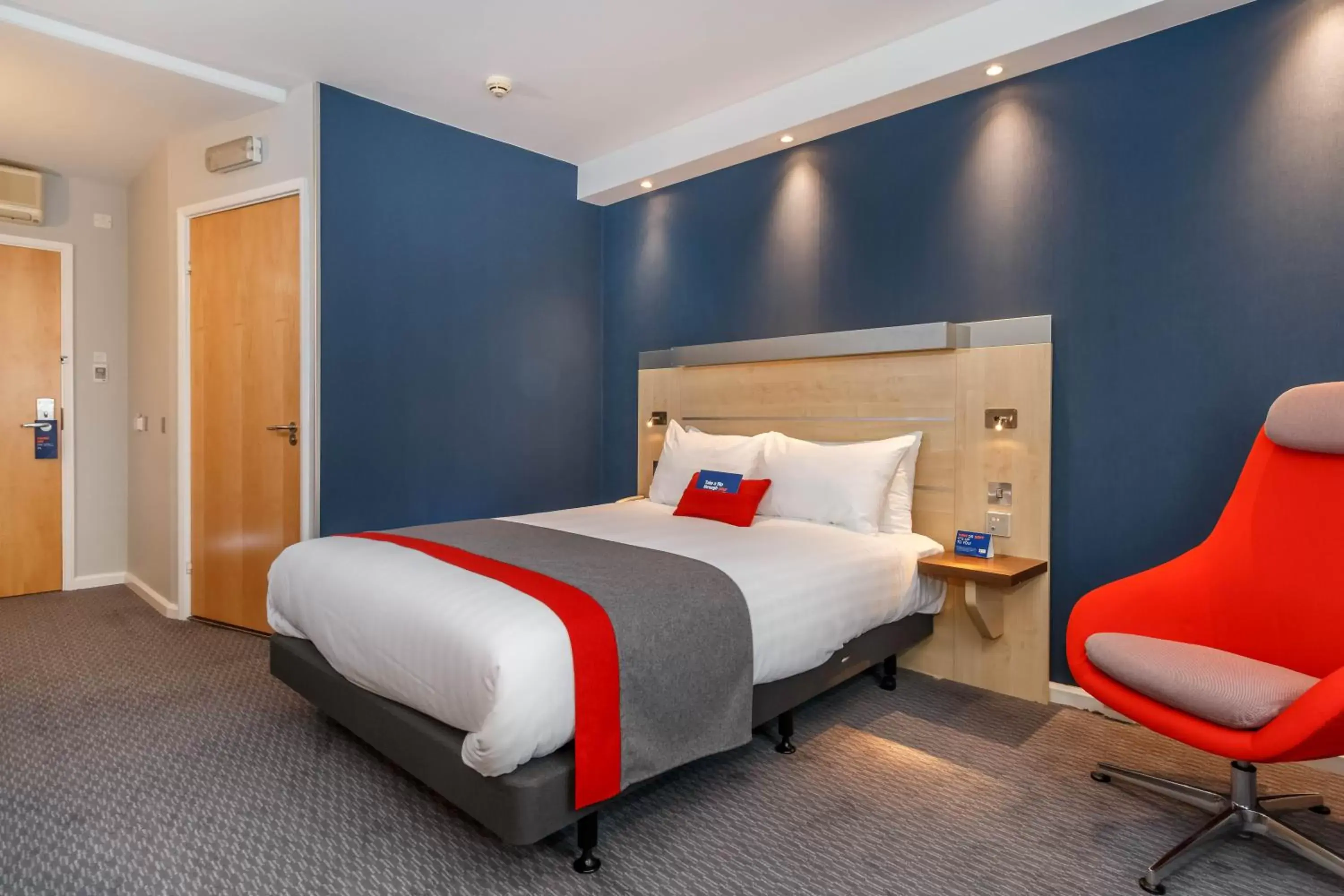 Photo of the whole room, Bed in Holiday Inn Express Walsall M6, J10 by IHG Photo of the whole room, Bed in Holiday Inn Express Walsall M6, J10 by IHG