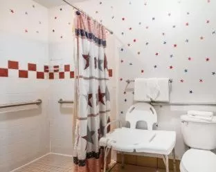 Queen Room with Two Queen Beds and Tub - Accessible/Non Smoking in Rodeway Inn & Suites Madison Airport