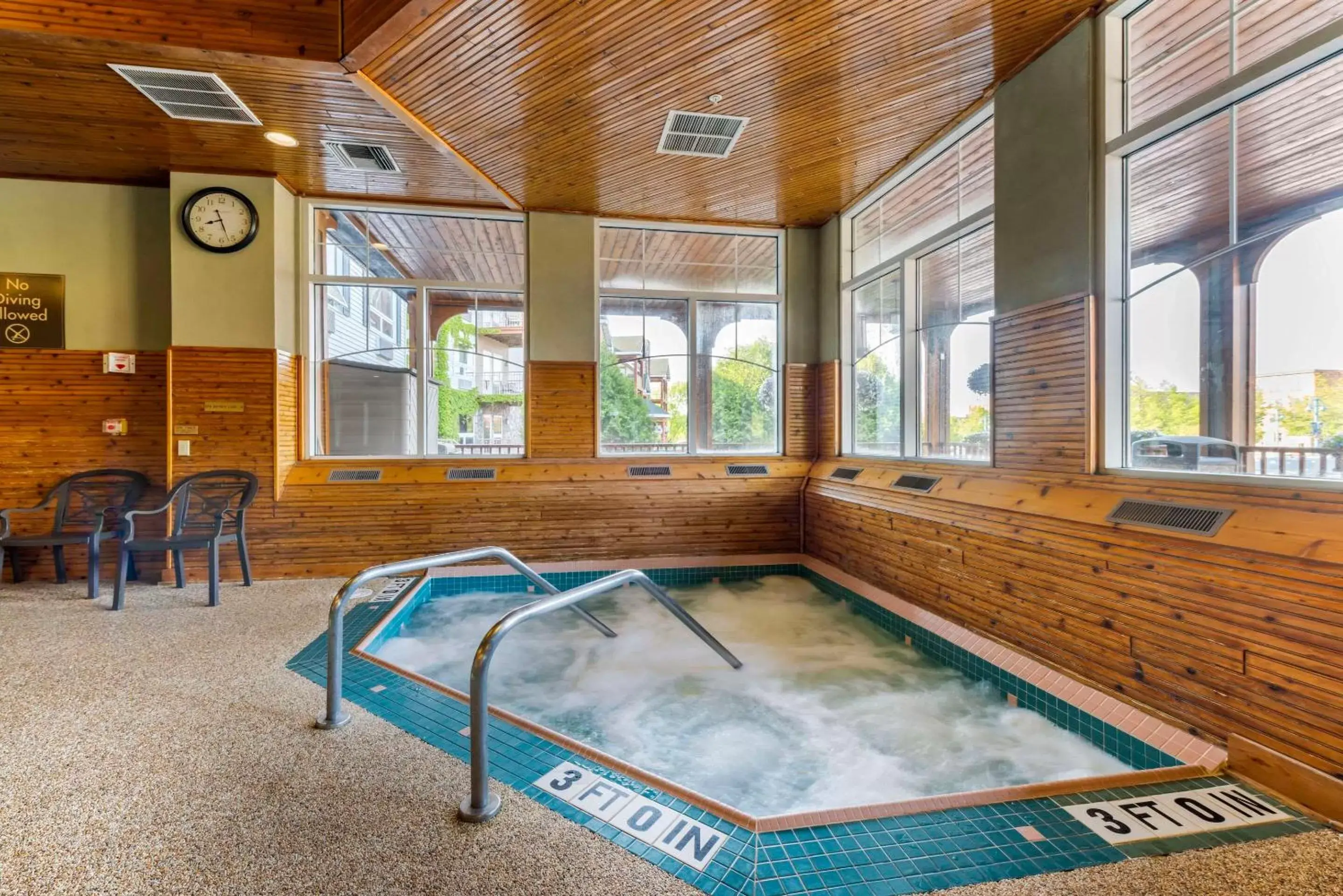 Swimming pool in Lift Bridge Lodge, Ascend Hotel Collection