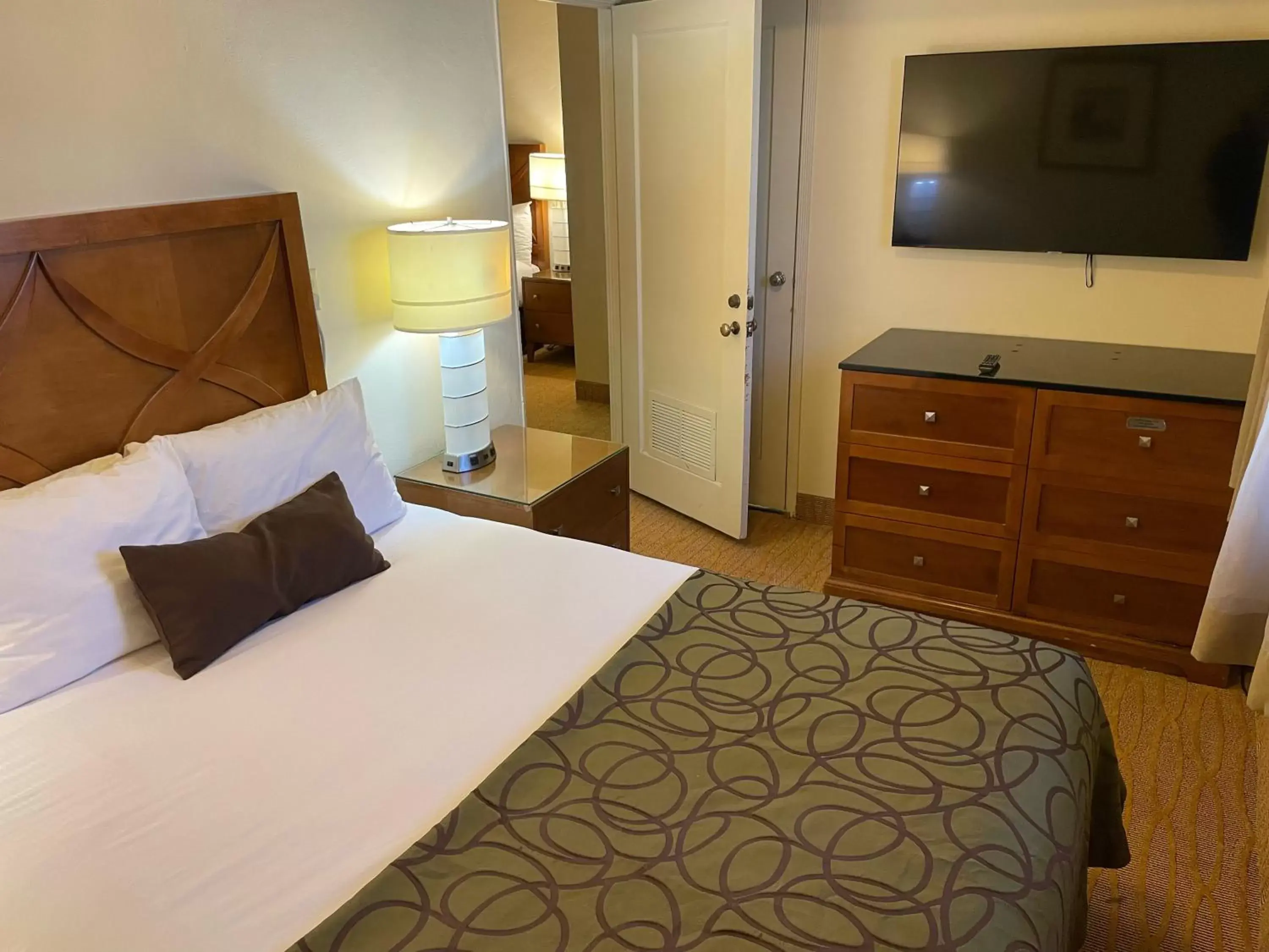 Bed in Coronado Motor Hotel, a Travelodge by Wyndham