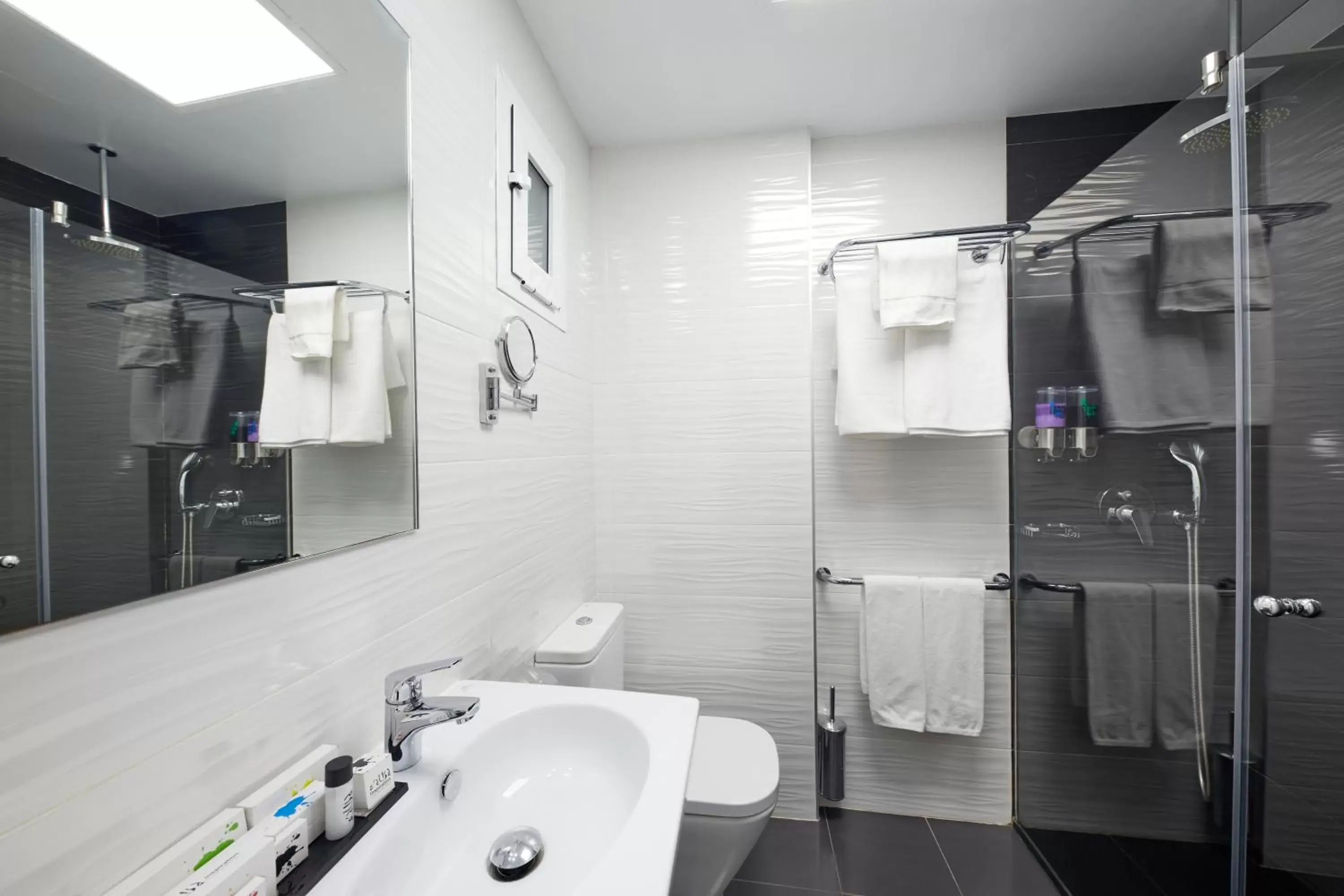 Bathroom in Hotel Joan Miró Museum