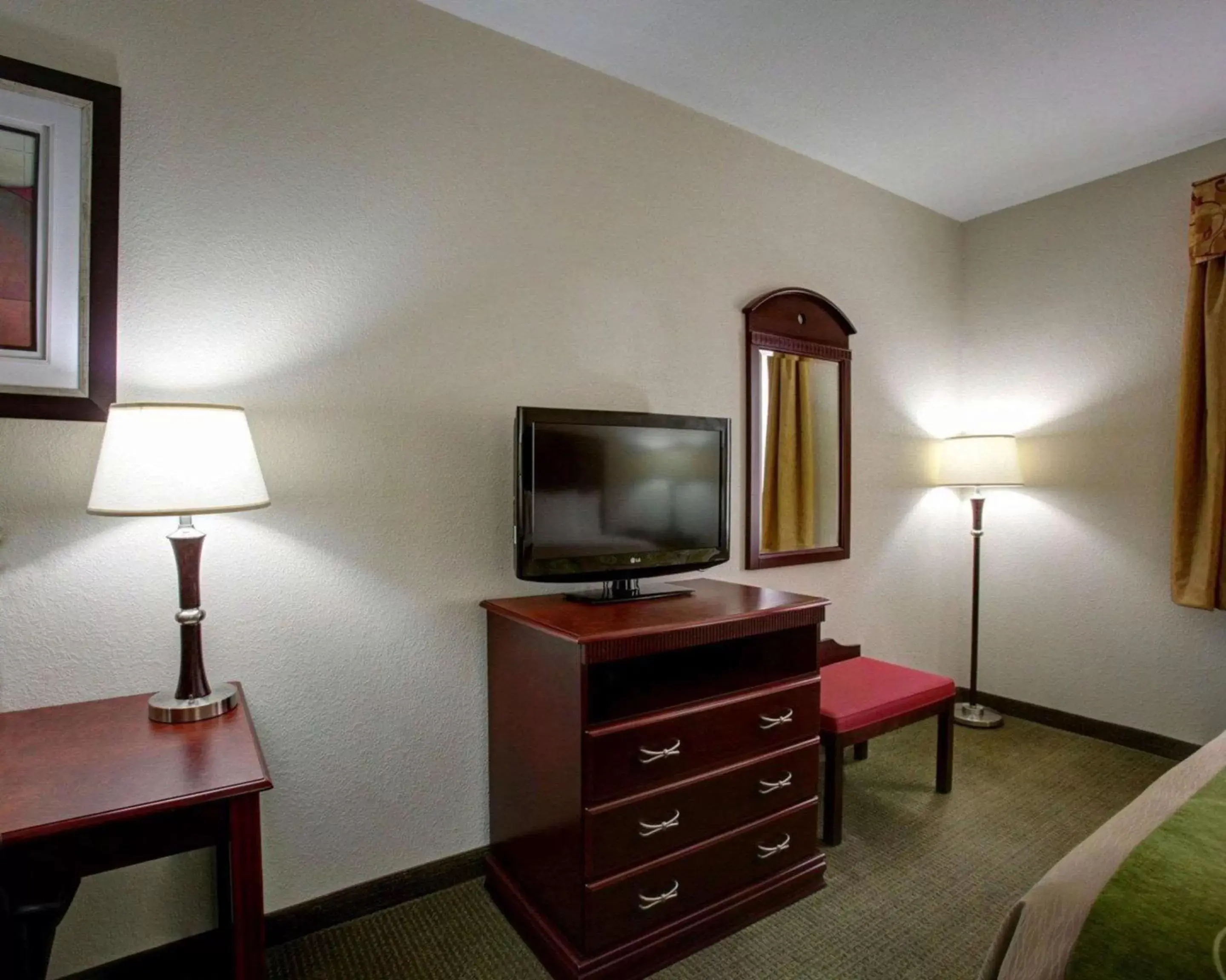 Photo of the whole room, TV/Entertainment Center in Quality Inn Rockdale