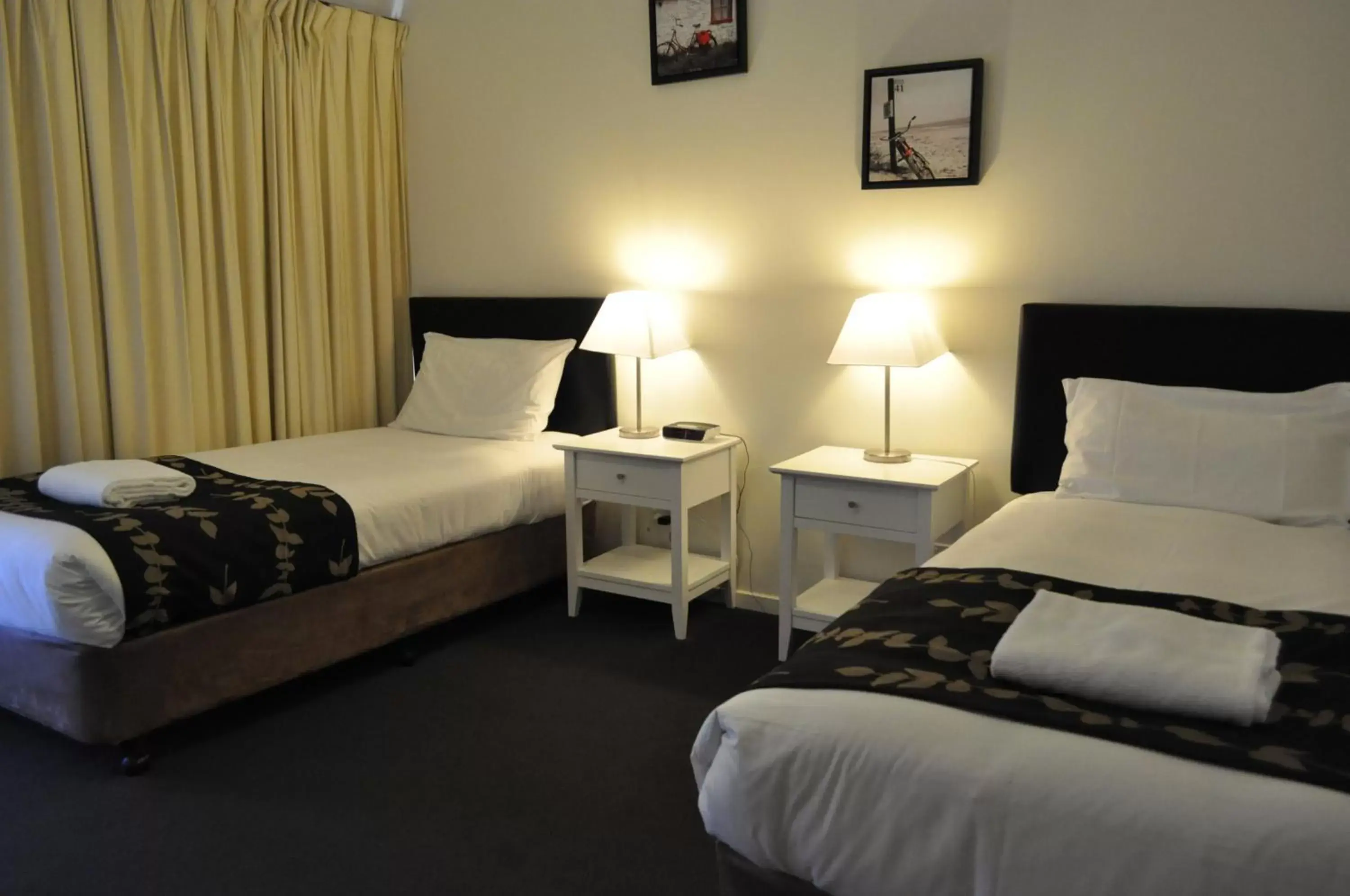 Bed in Albury Burvale Motor Inn