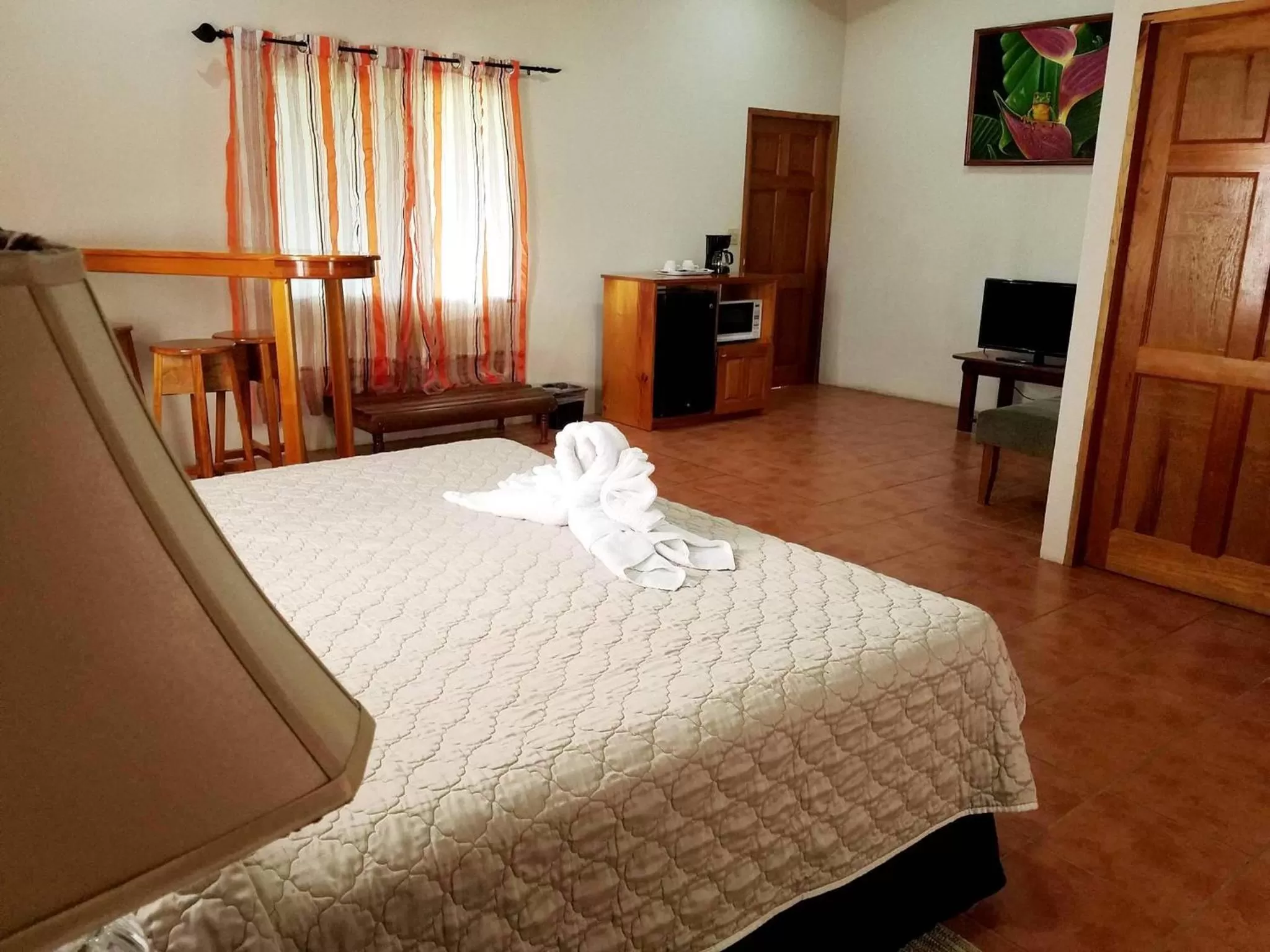 Coffee/tea facilities, Bed in The Log Cab-Inn