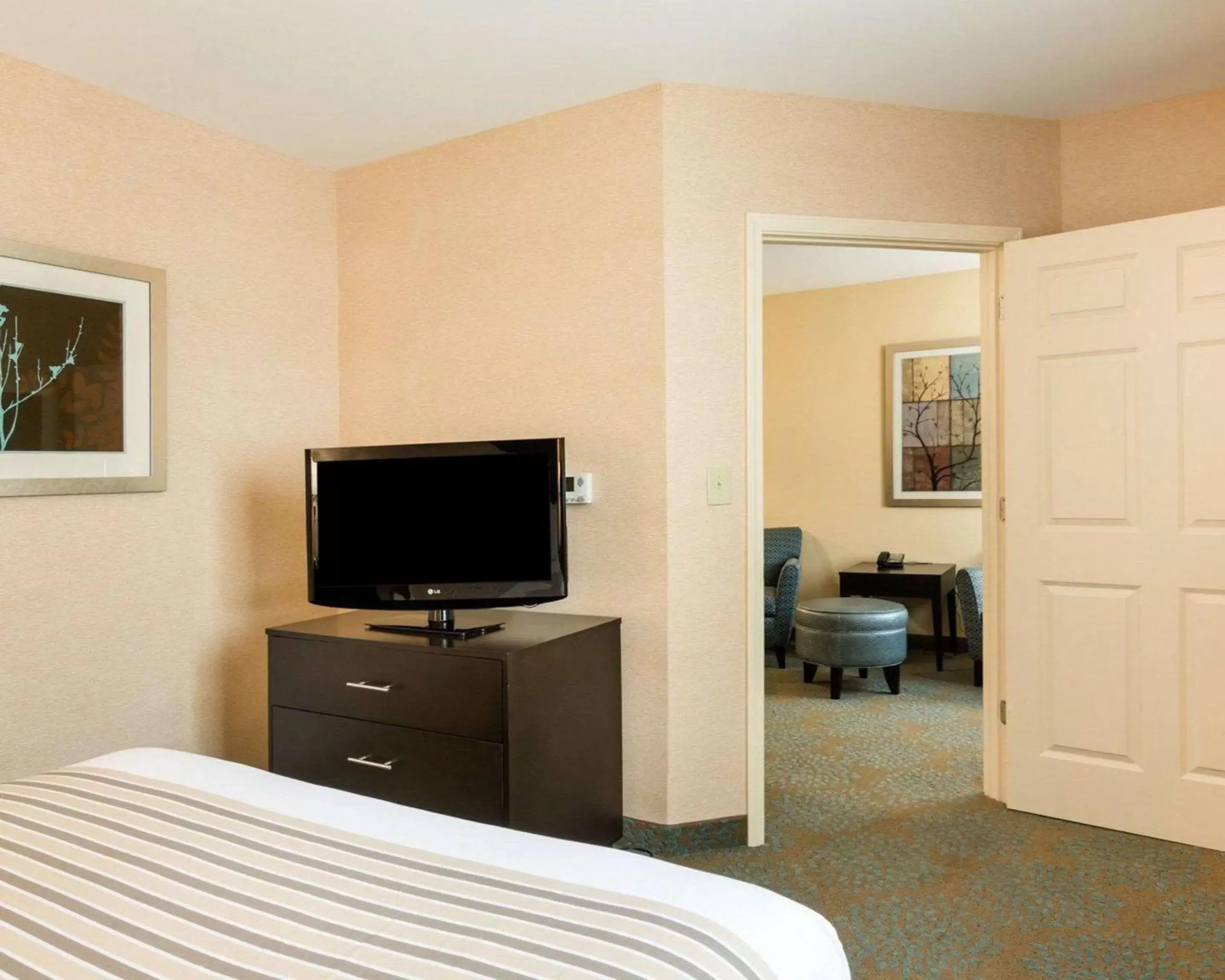 Photo of the whole room, Bed in Suburban Studios Quantico Photo of the whole room, Bed in Suburban Studios Quantico