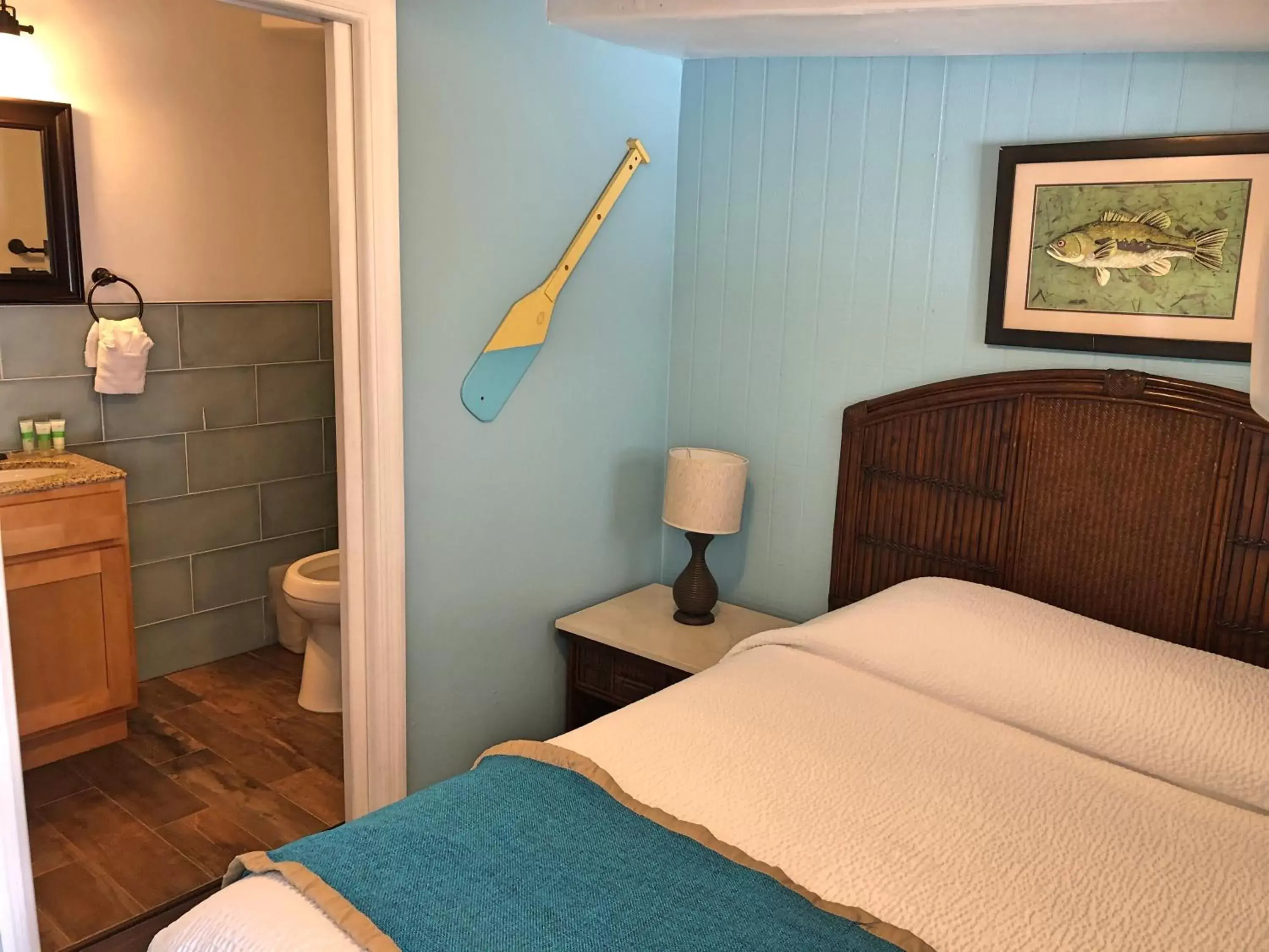 Photo of the whole room, Bed in The Pelican Key Largo Cottages