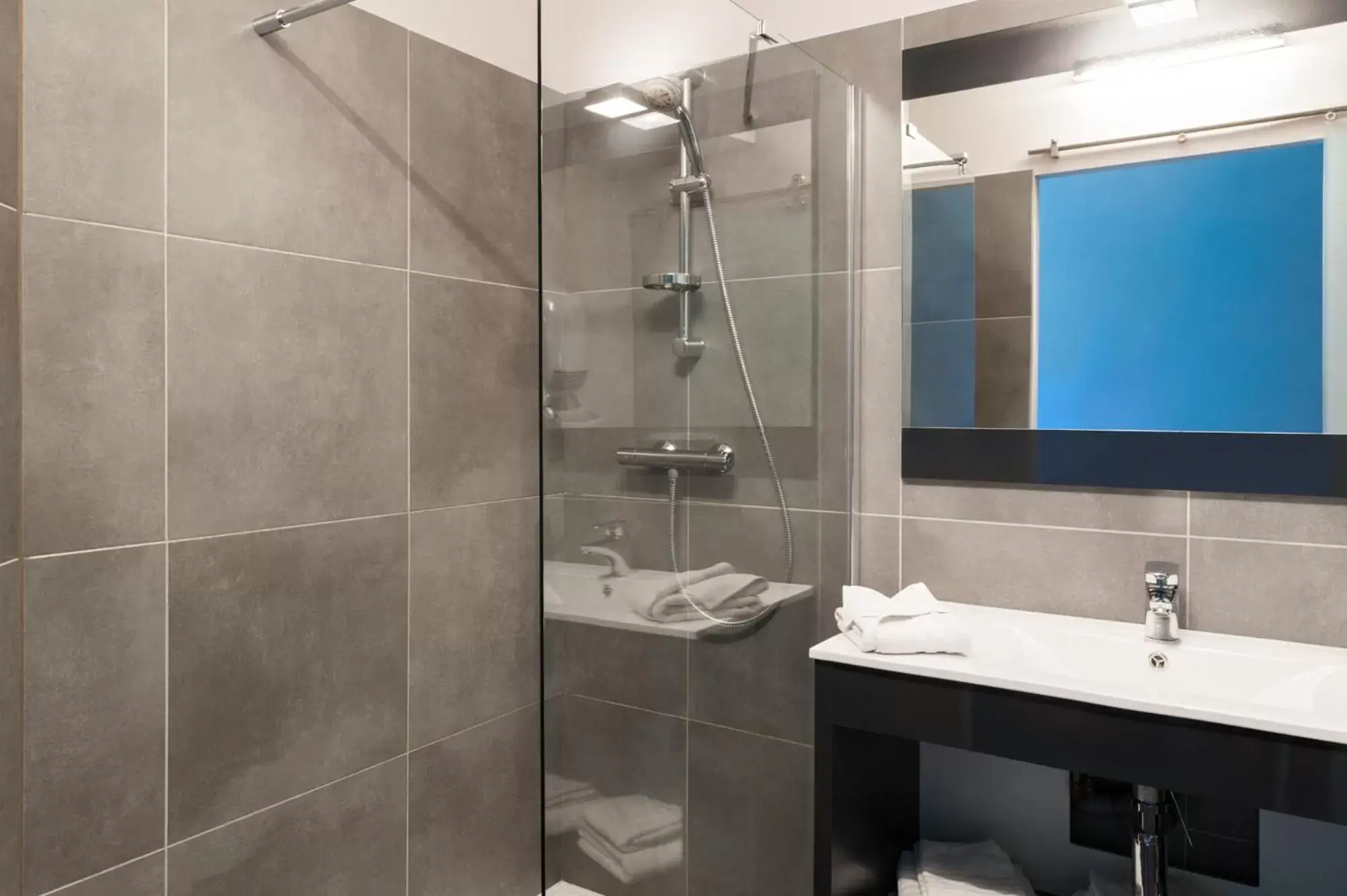 Shower, Bathroom in The Originals Boutique, Hôtel La Grange, Niort (Qualys-Hotel)