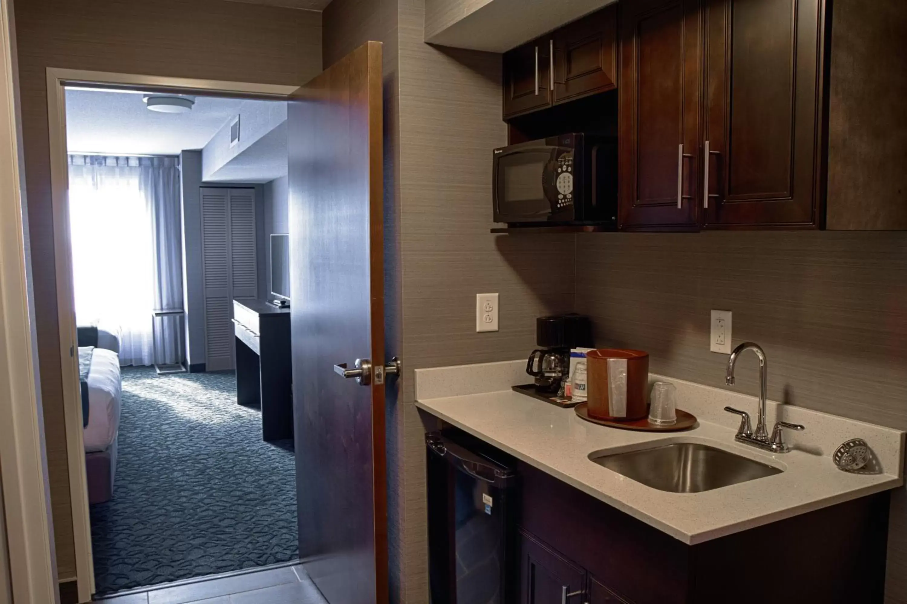 Photo of the whole room, Kitchen/Kitchenette in Holiday Inn Express Sidney, an IHG Hotel