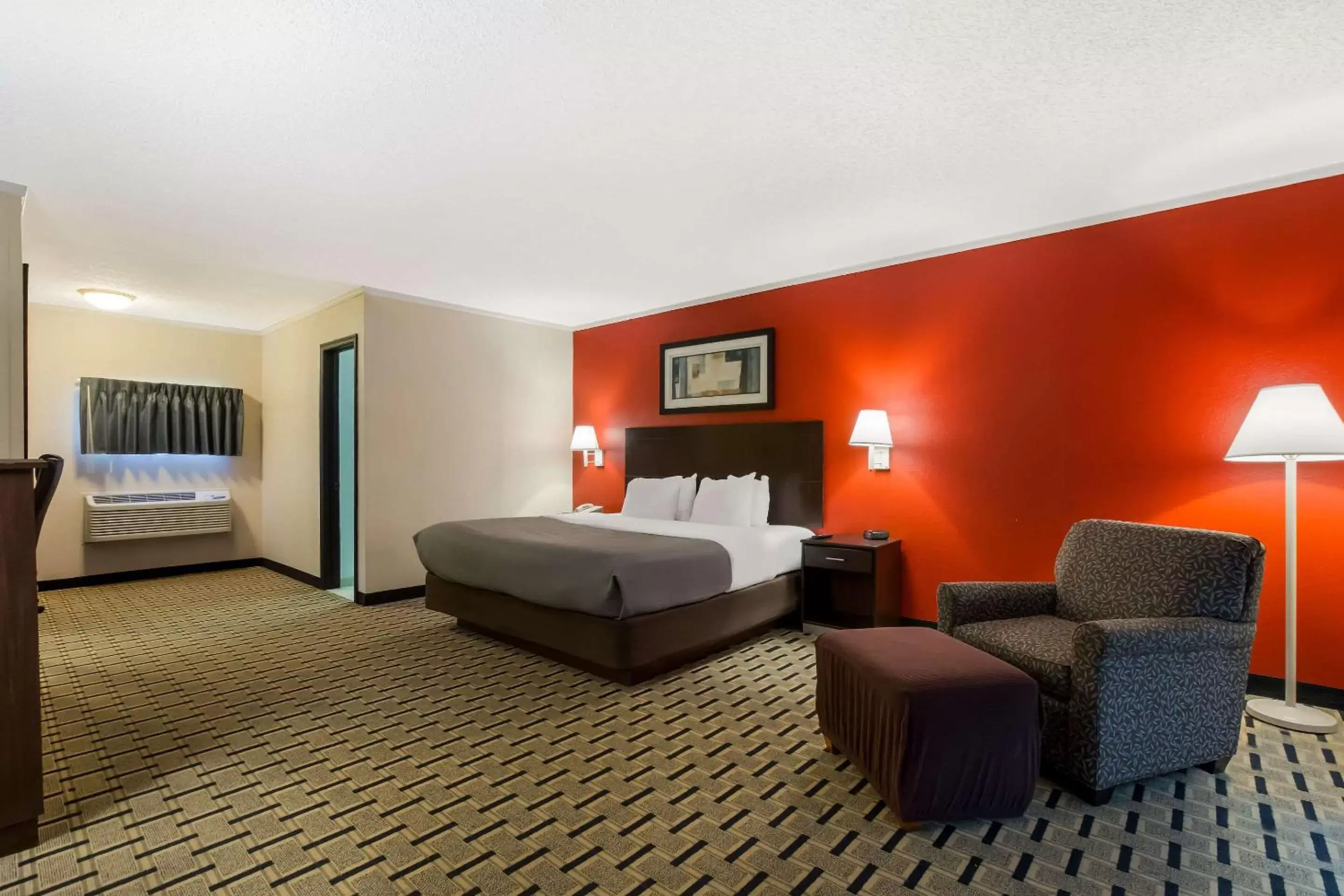 Bedroom in Quality Inn & Suites Millville – Vineland