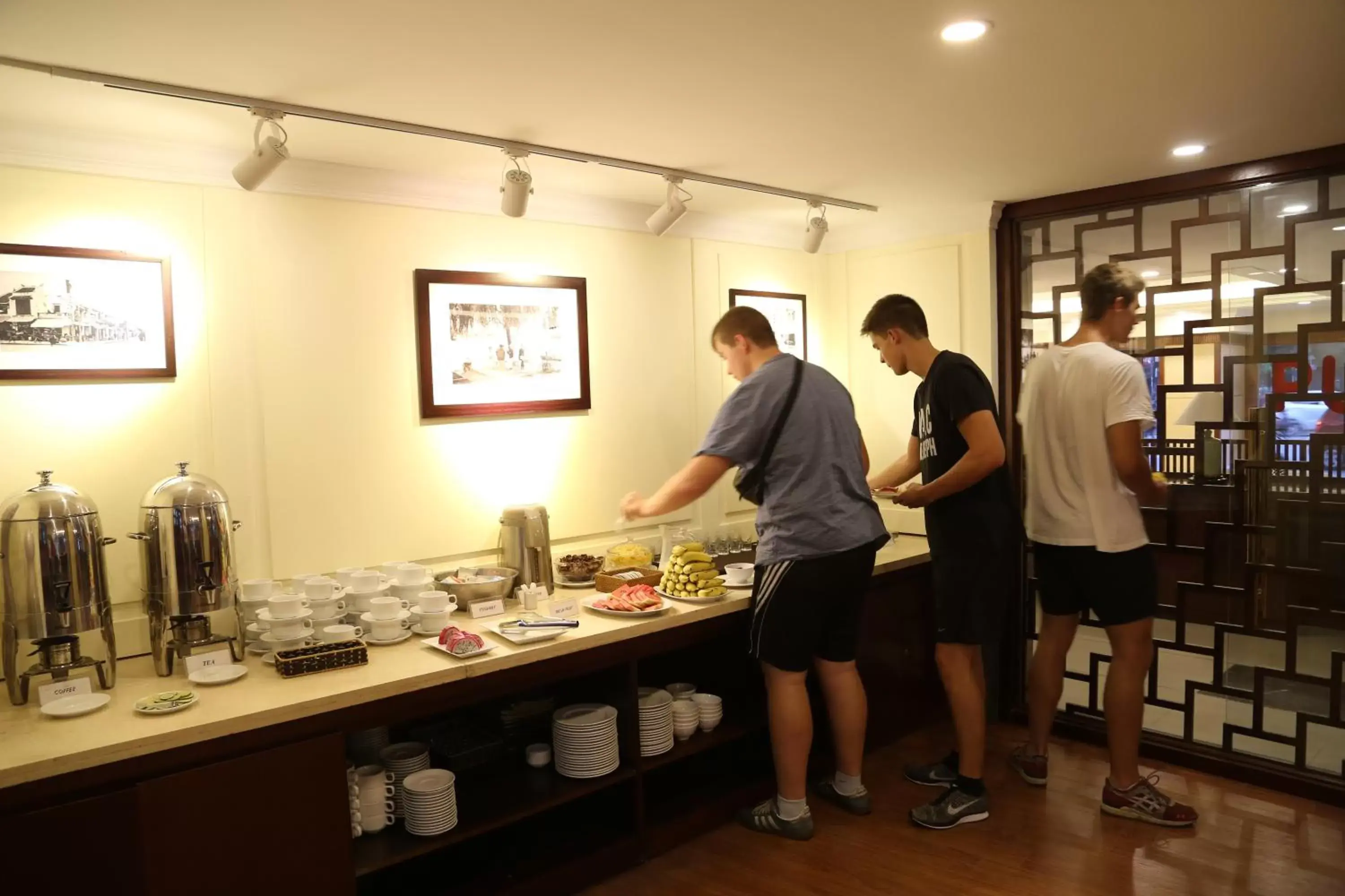 Restaurant/Places to Eat in Mon Regency Hotel Restaurant/Places to Eat in Mon Regency Hotel