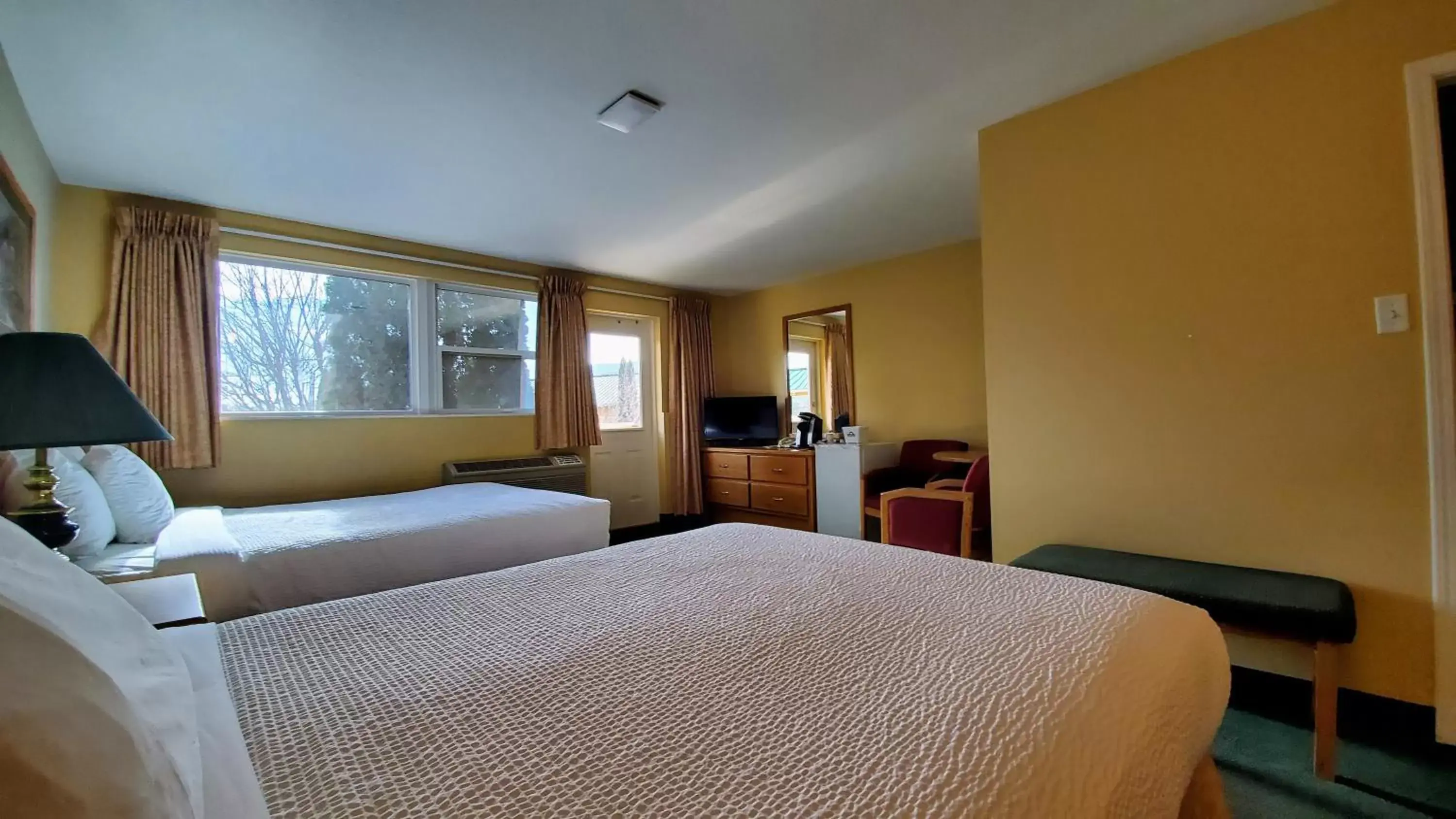 Photo of the whole room, Bed in Days Inn by Wyndham Penticton Conference Centre