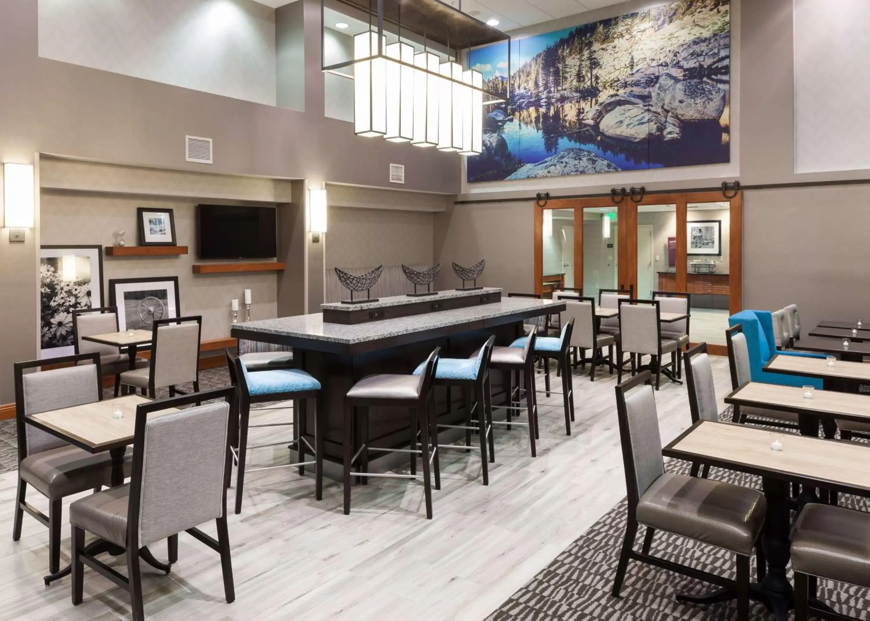 Lobby or reception, Restaurant/Places to Eat in Hampton Inn & Suites Tulare