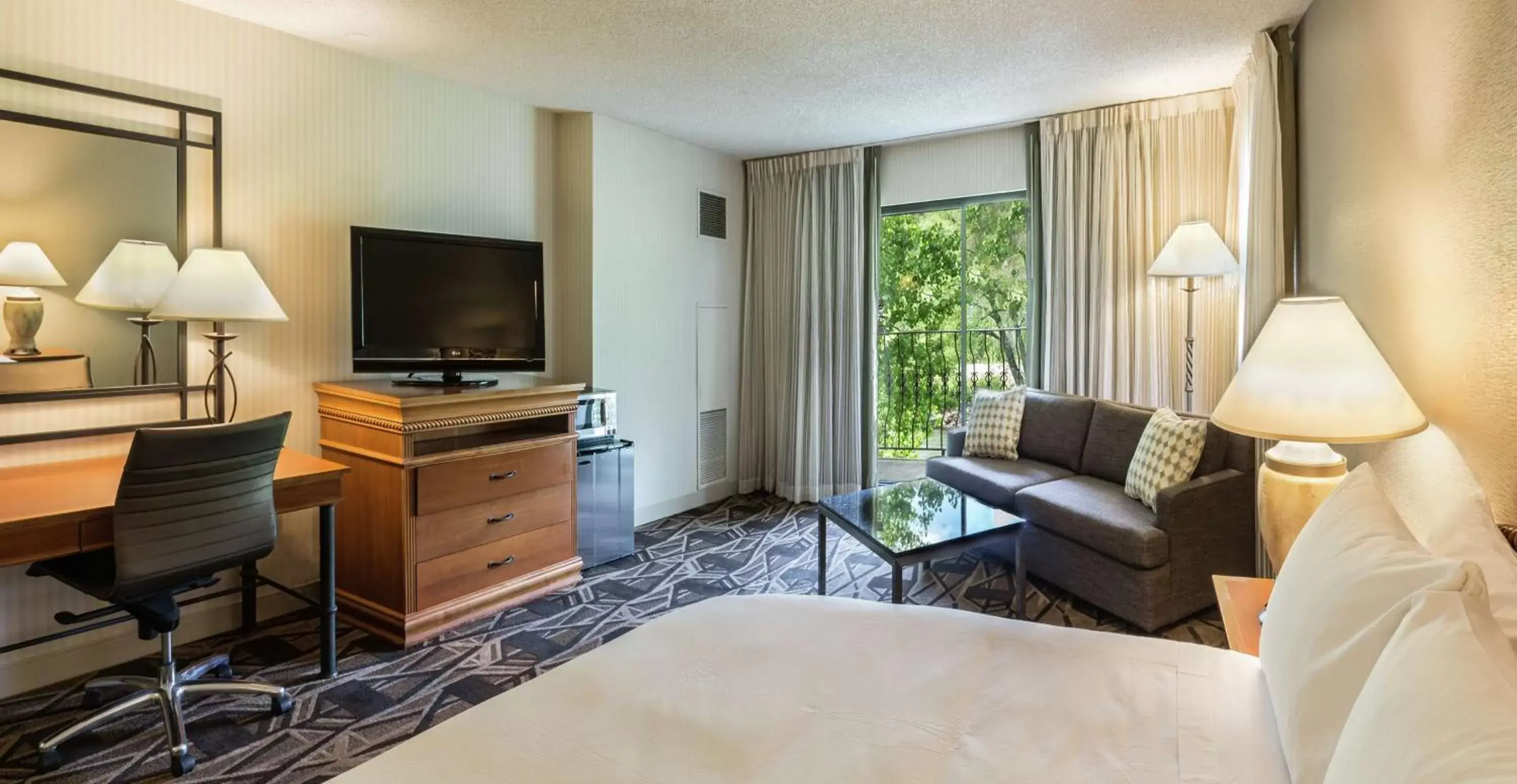 Bedroom, TV/Entertainment Center in DoubleTree by Hilton Durango