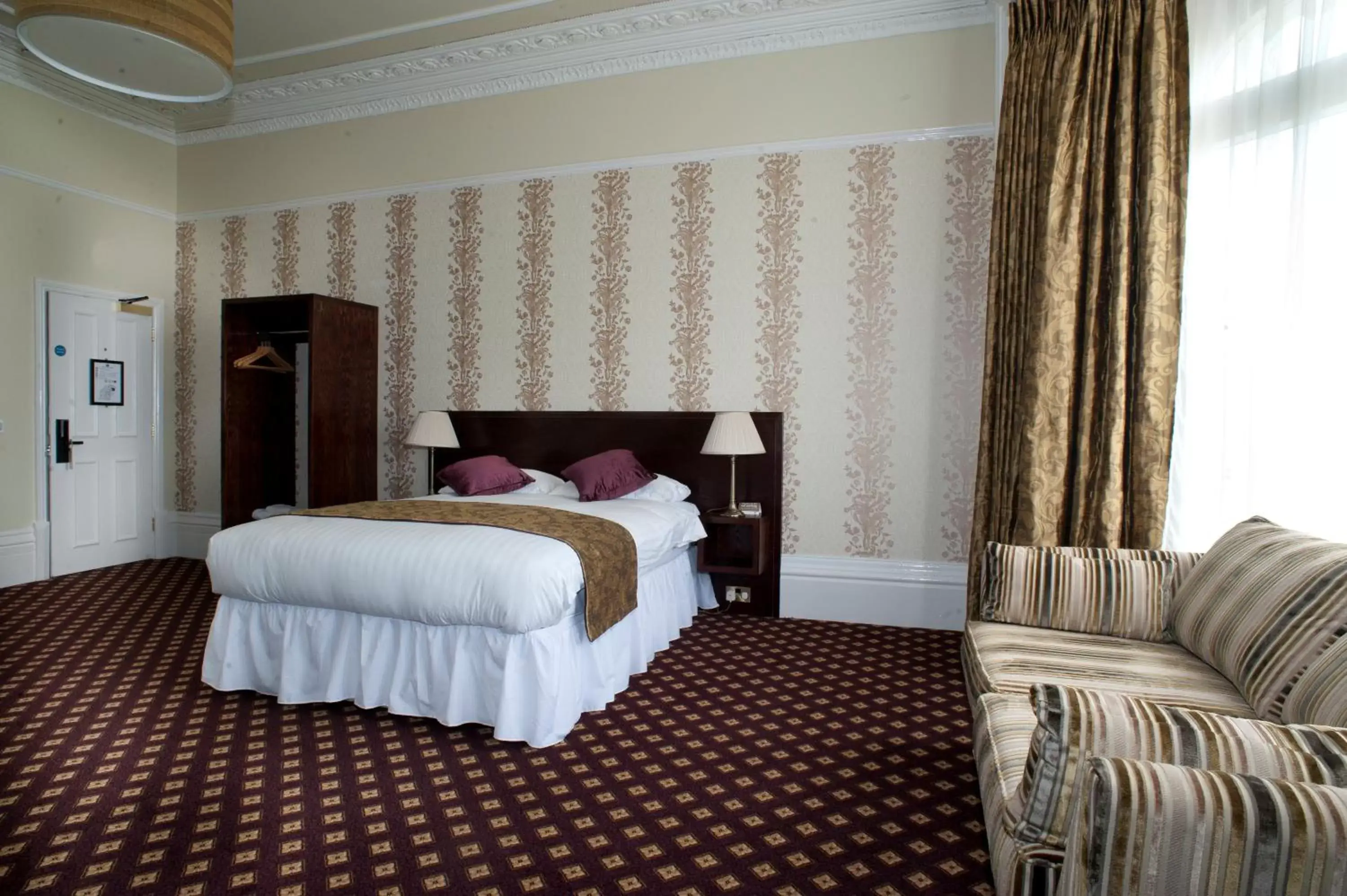 Bed in Cabot Court Hotel Wetherspoon