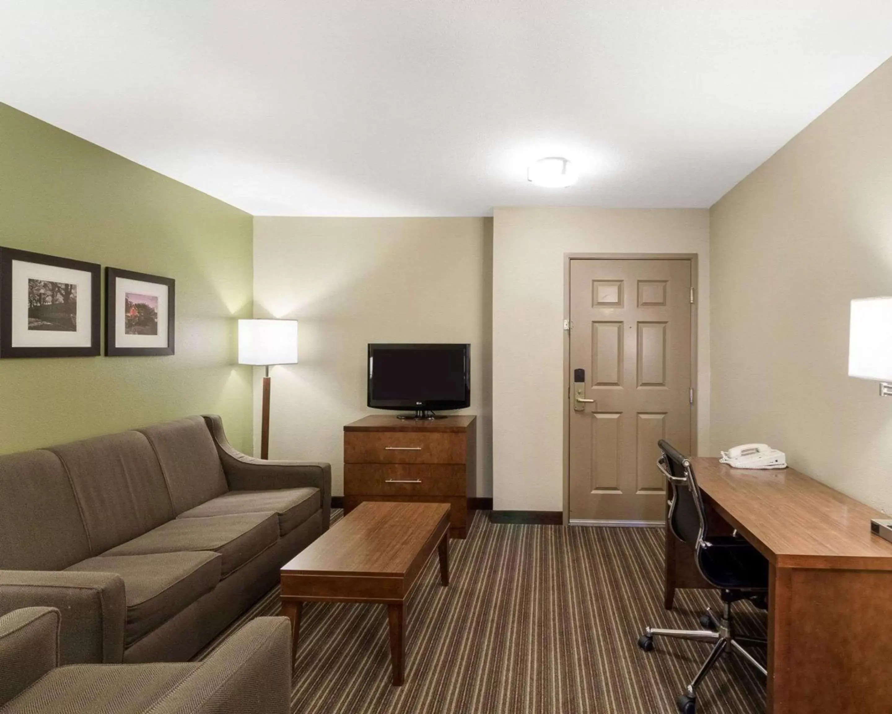 Photo of the whole room, Seating Area in Comfort Inn & Suites Fayetteville-University Area