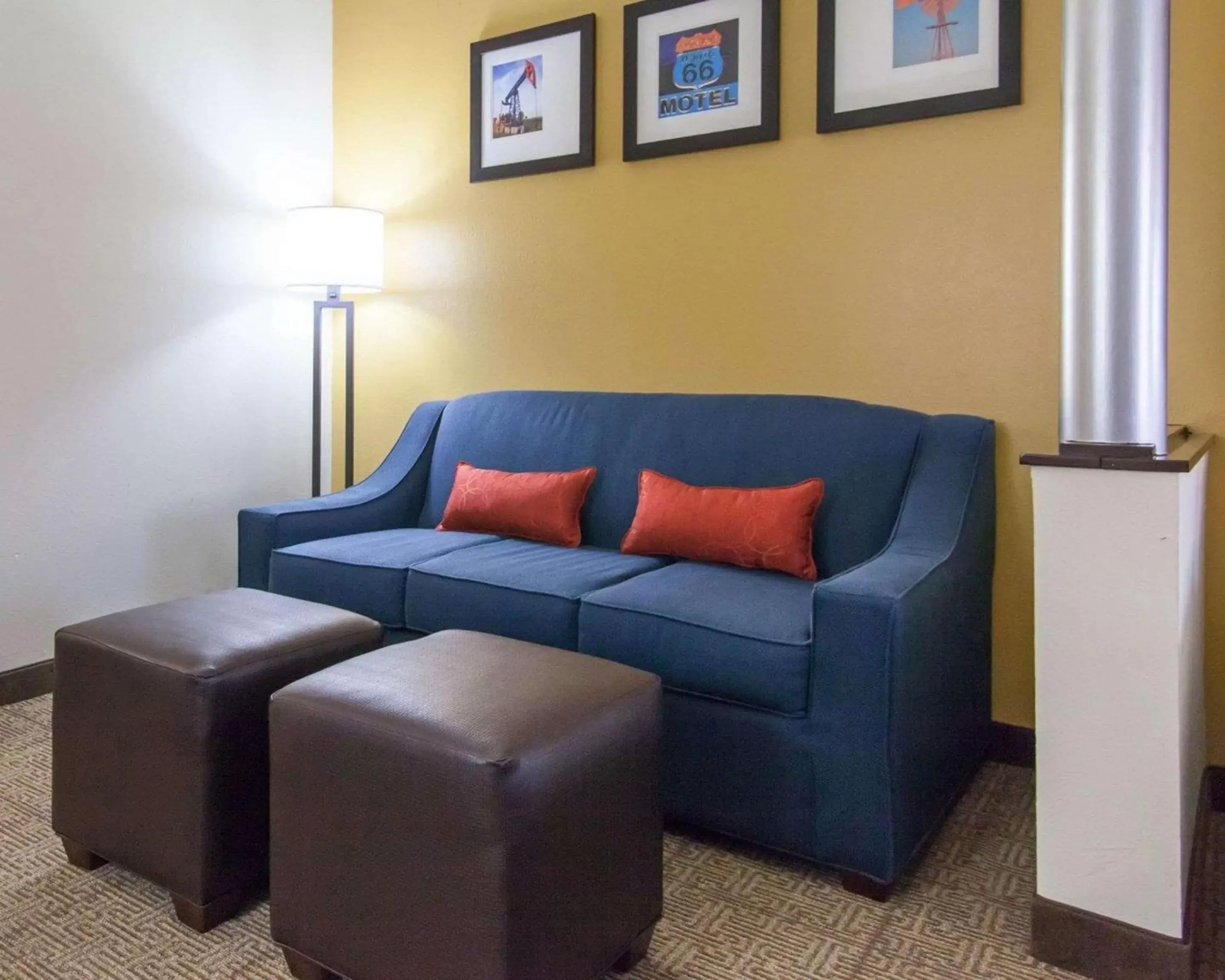 Photo of the whole room, Seating Area in Comfort Suites Central / I-44