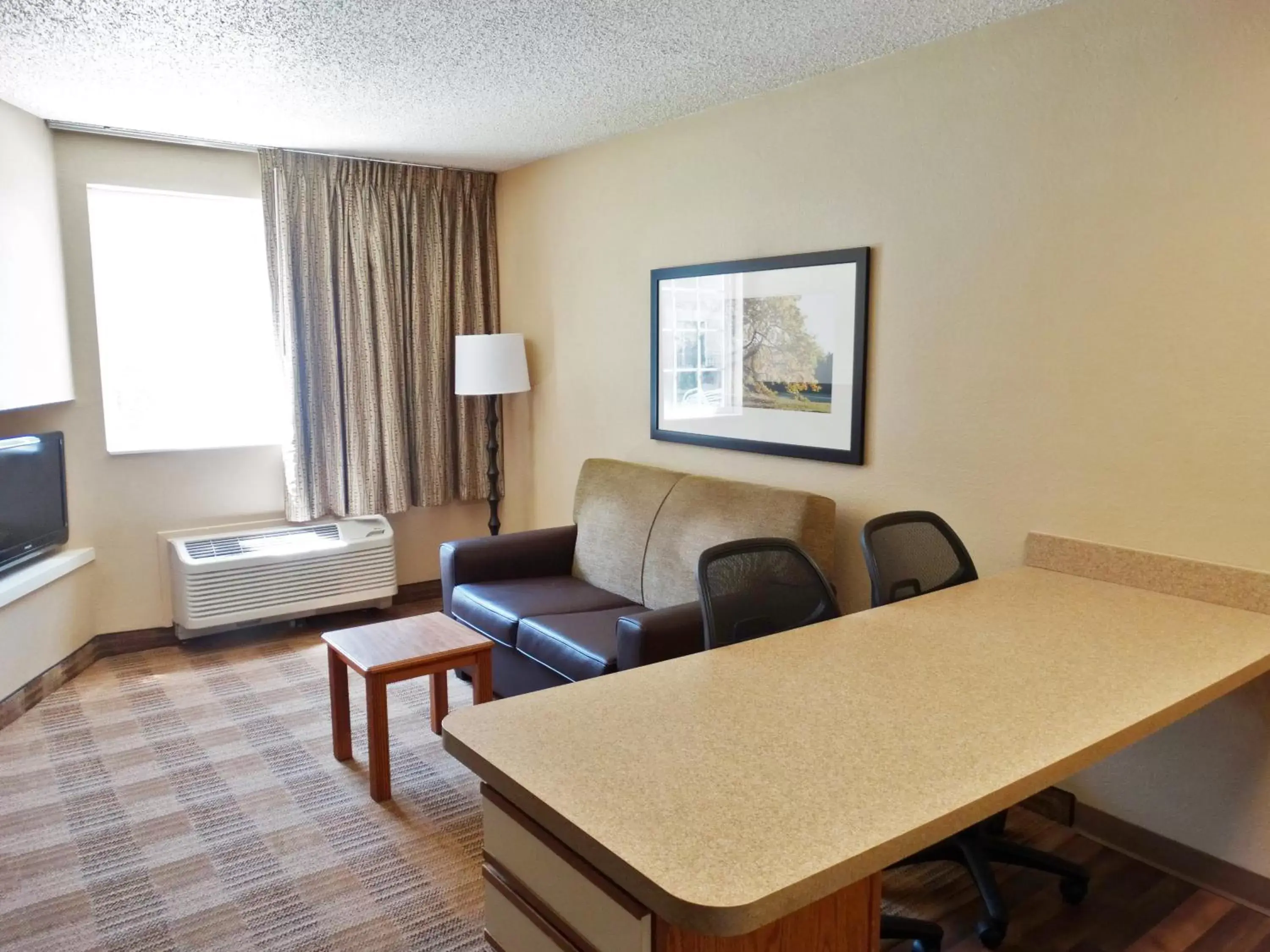 Living room, Seating Area in Extended Stay America Suites - Cincinnati - Blue Ash - Reed Hartman