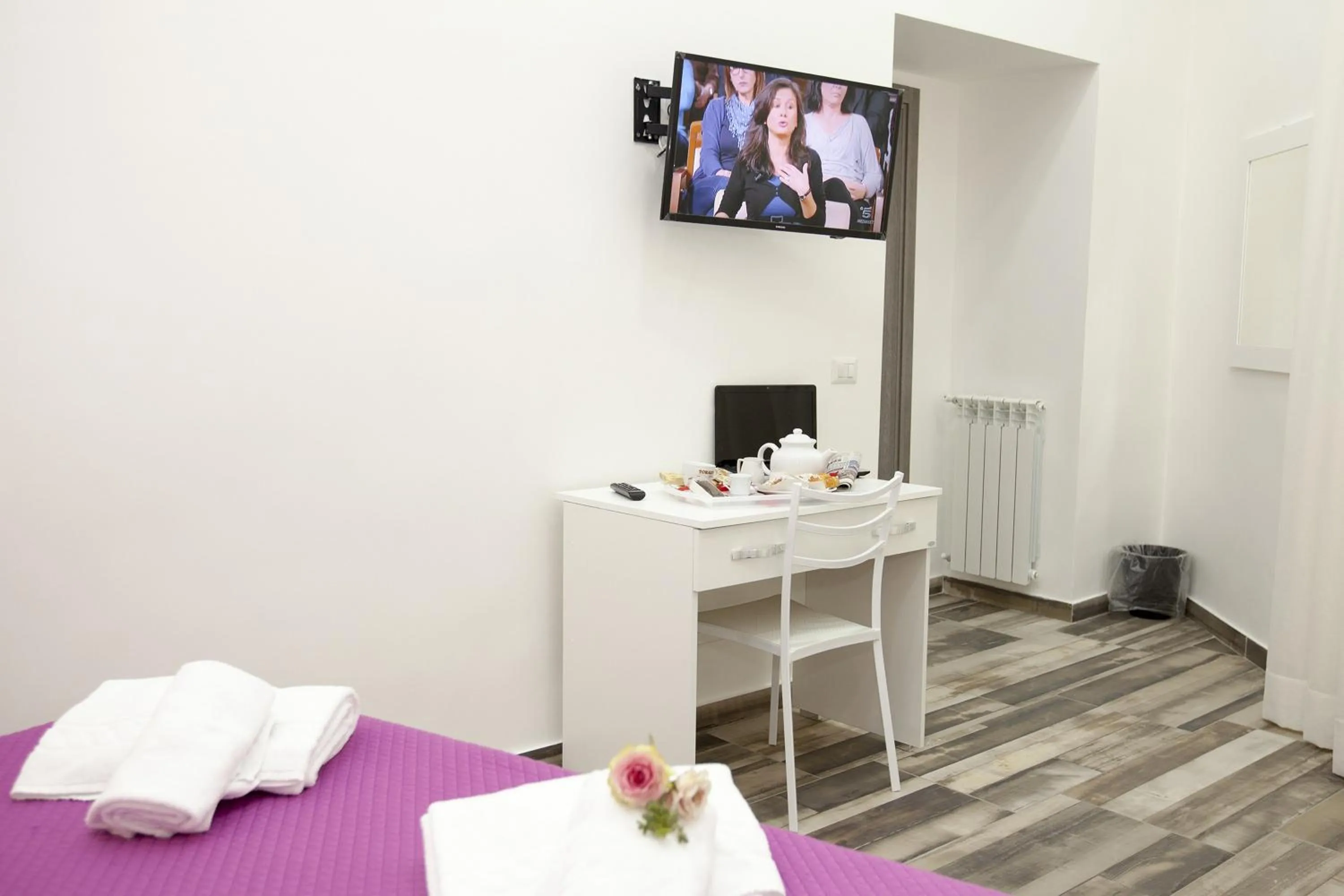 Photo of the whole room in Napoli Garibaldi Square