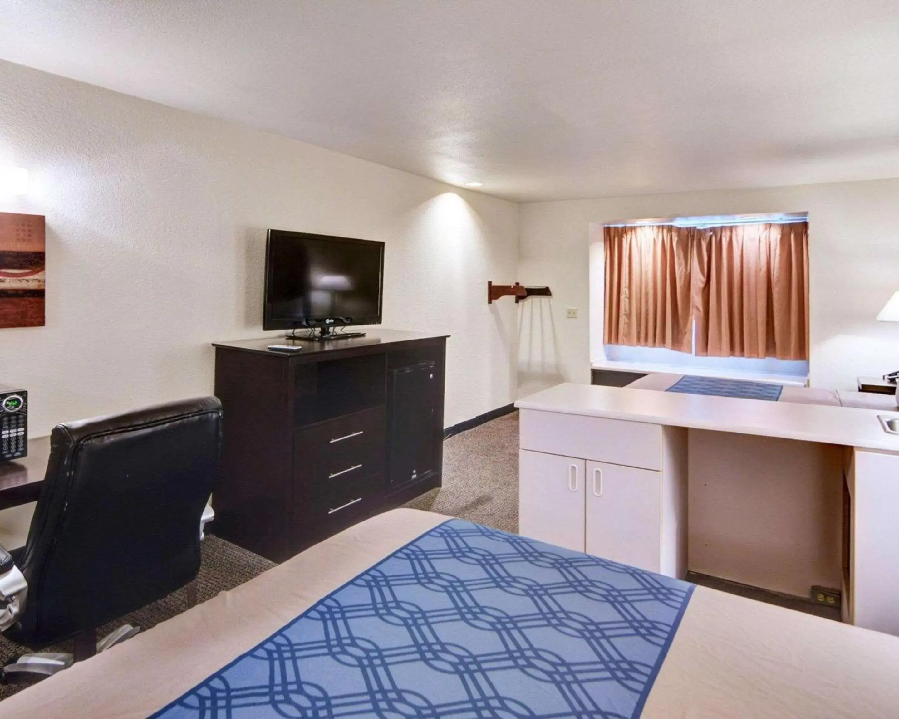 Photo of the whole room, TV/Entertainment Center in Rodeway Inn & Suites Lewisville I-35
