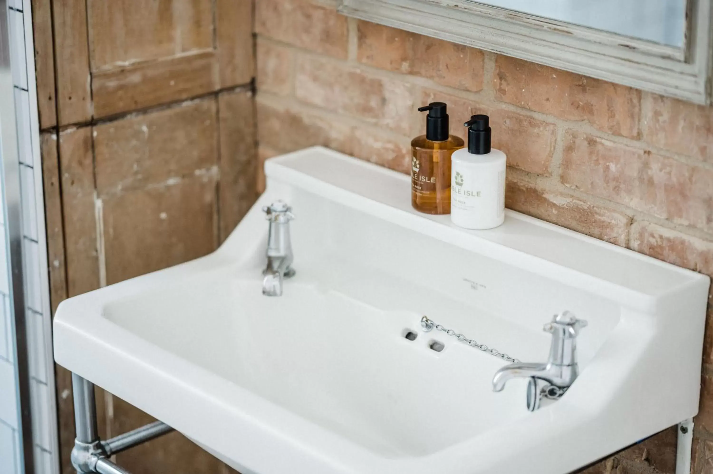 Bathroom in The Crooked Swan