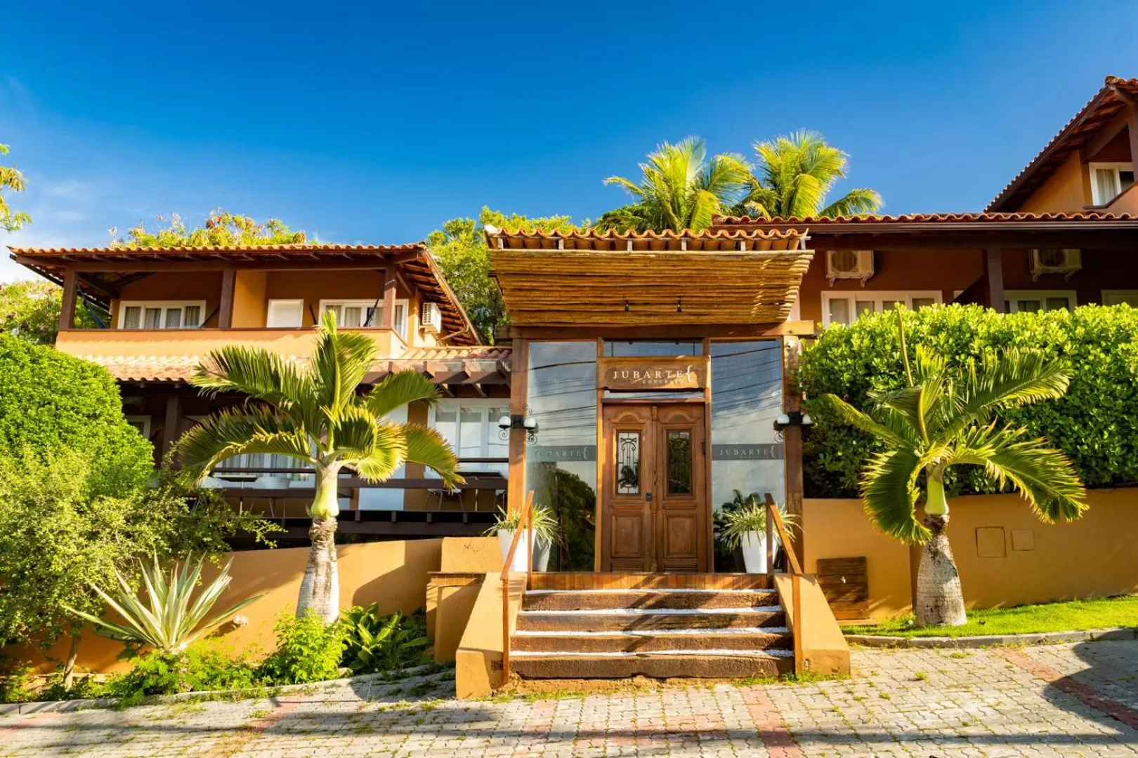 Property building in Jubarte Hotel by Insólito