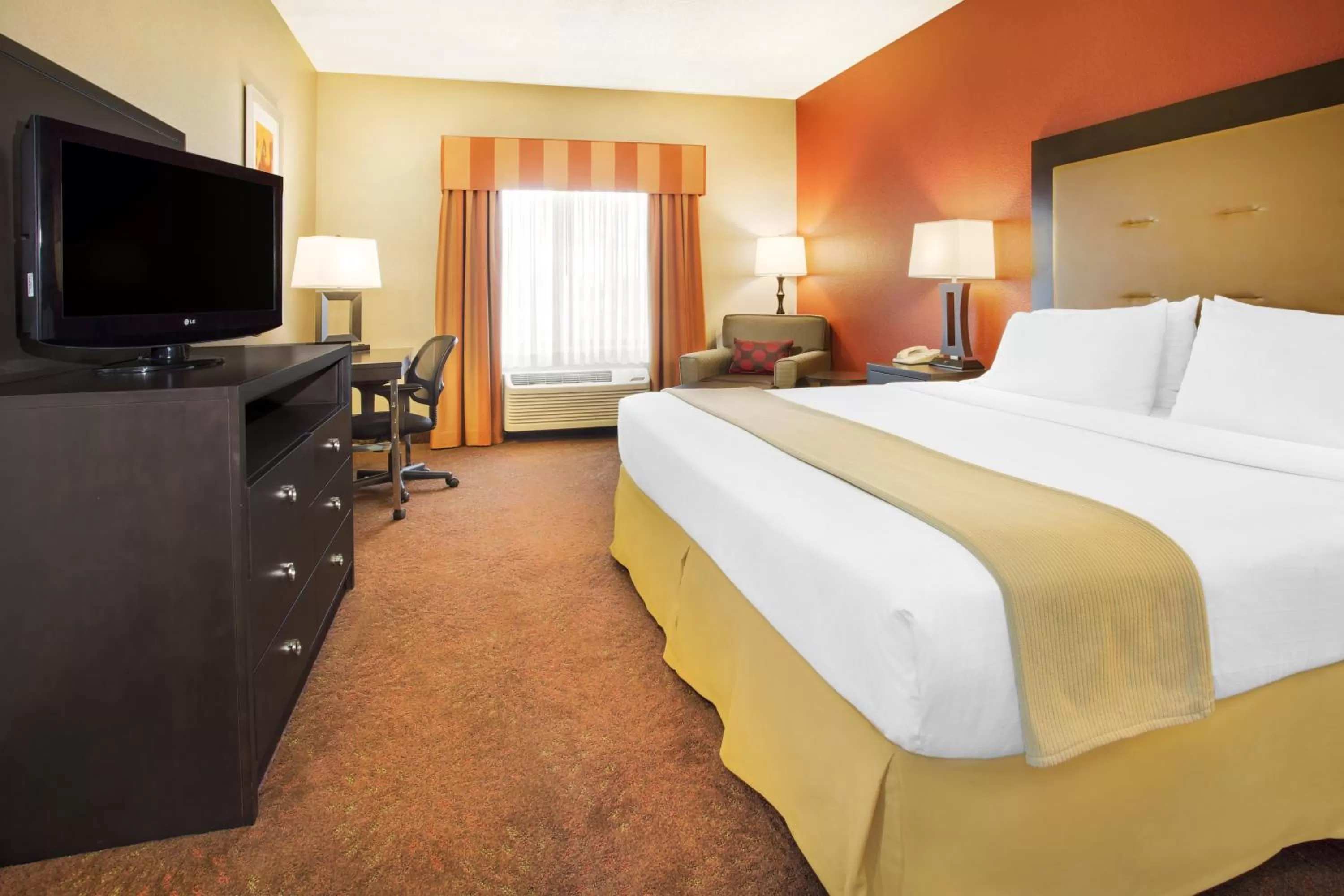 Photo of the whole room, Bed in Muncie Place Hotel & Suites