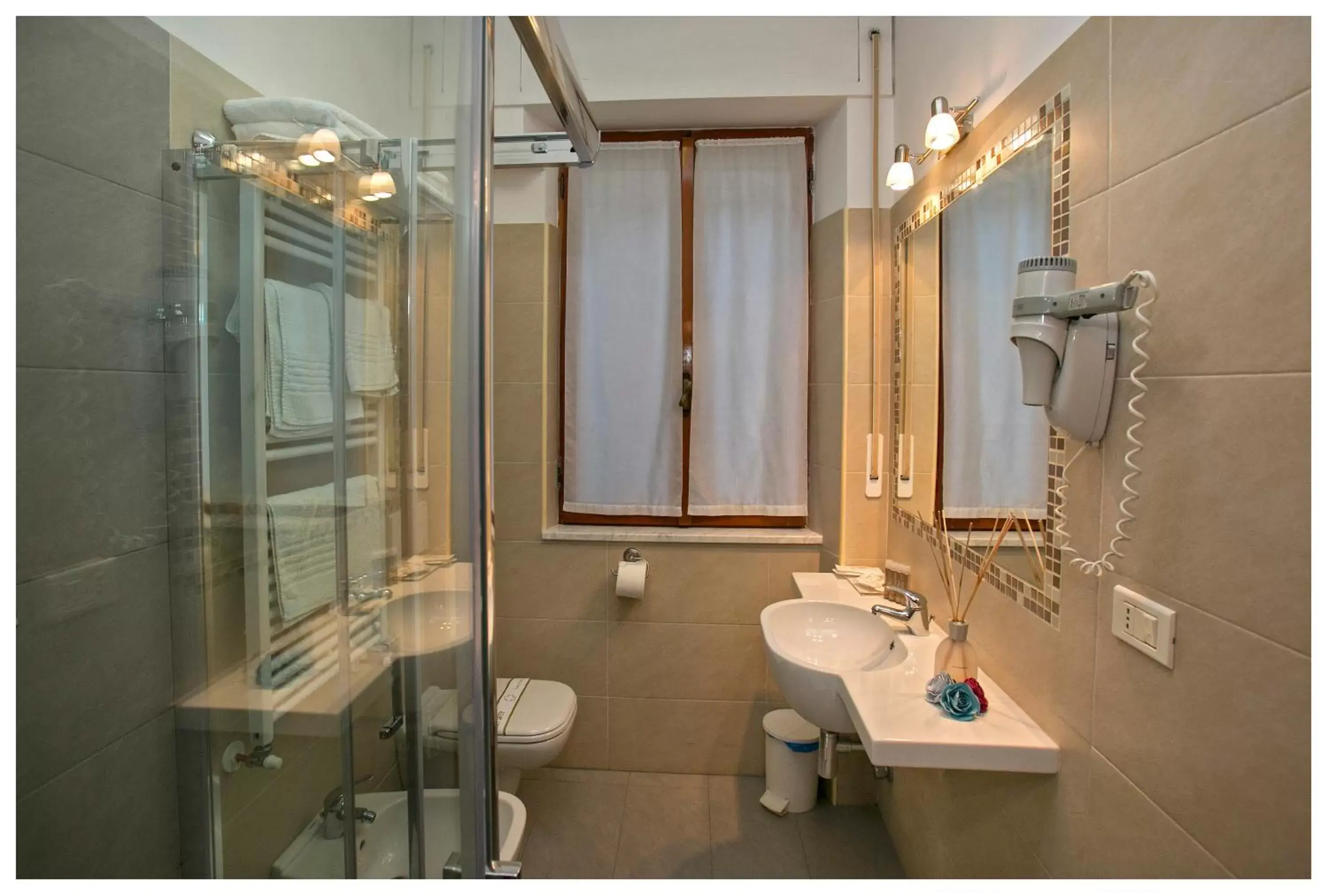 Bathroom in Hotel lo Squalo