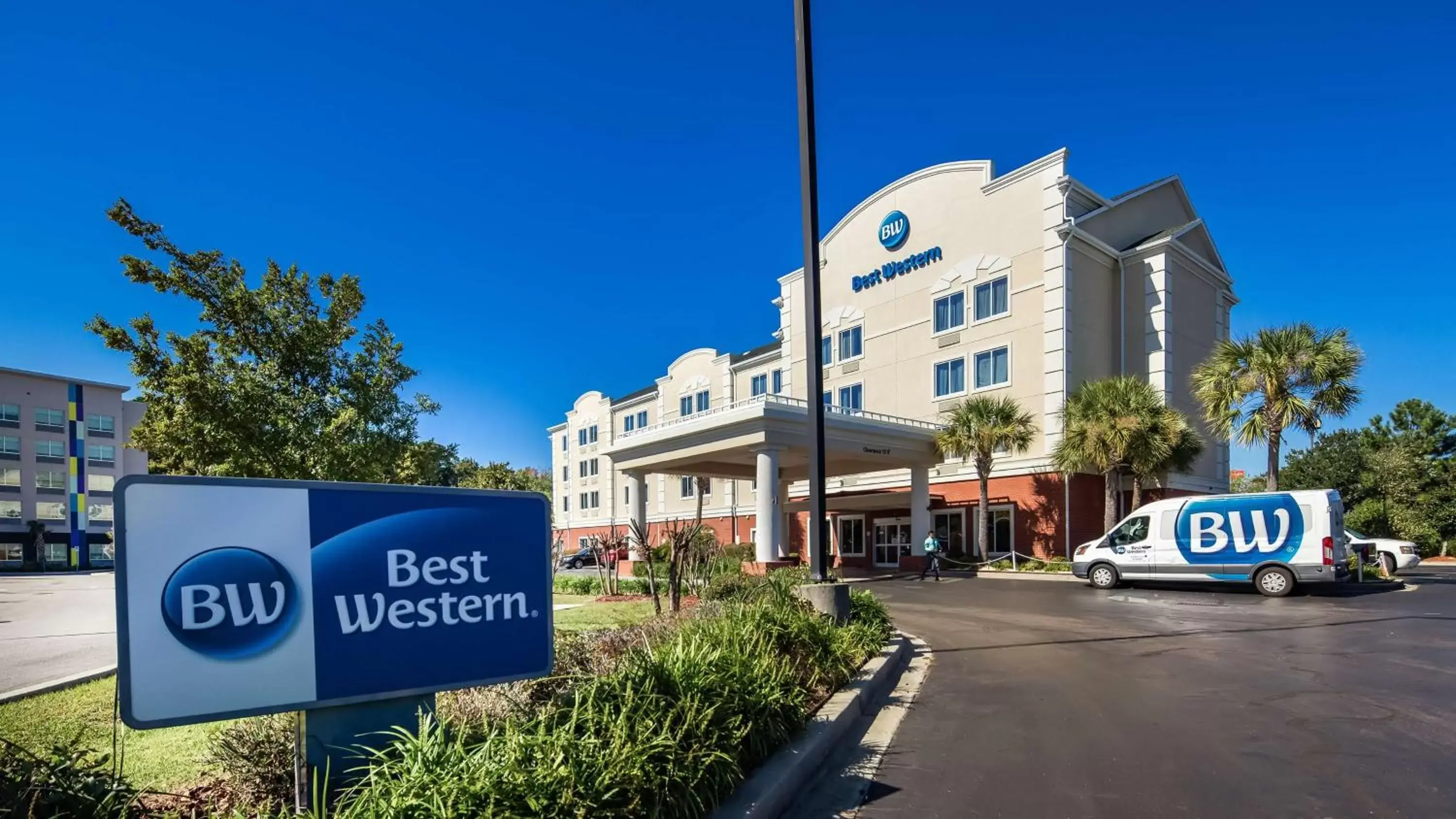 Property building, Property Logo/Sign in Best Western Airport Inn & Suites