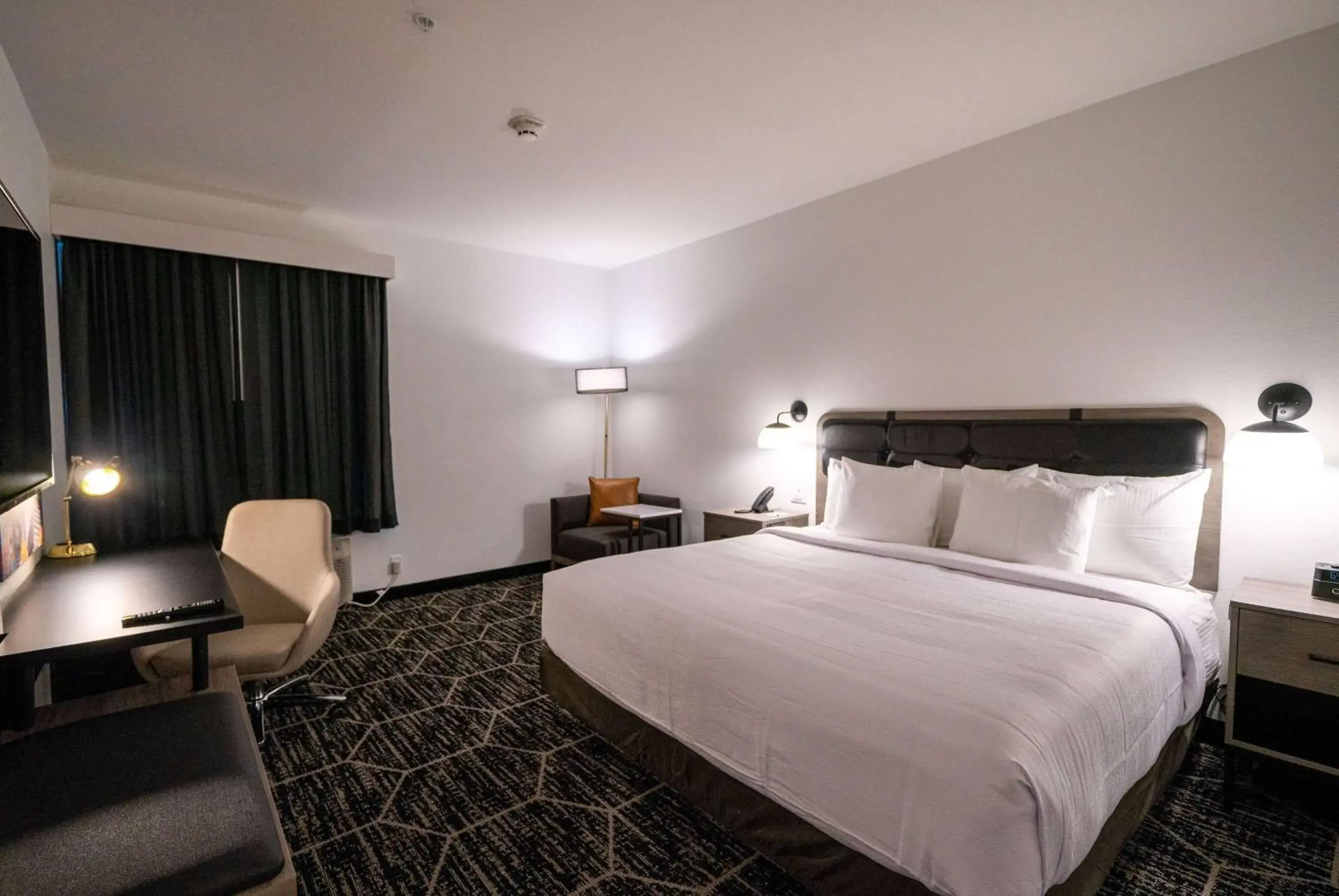 Photo of the whole room, Bed in La Quinta Inn & Suites by Wyndham Austin Parmer Tech Ridge