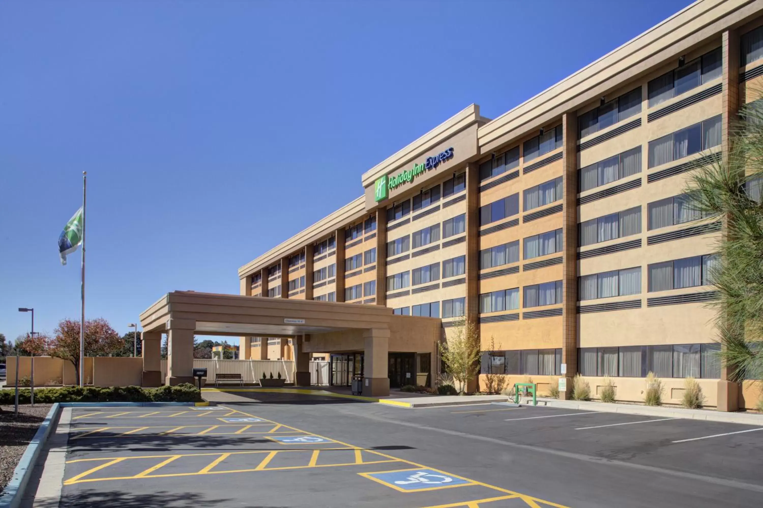 Property building in Holiday Inn Express Flagstaff by IHG Property building in Holiday Inn Express Flagstaff by IHG