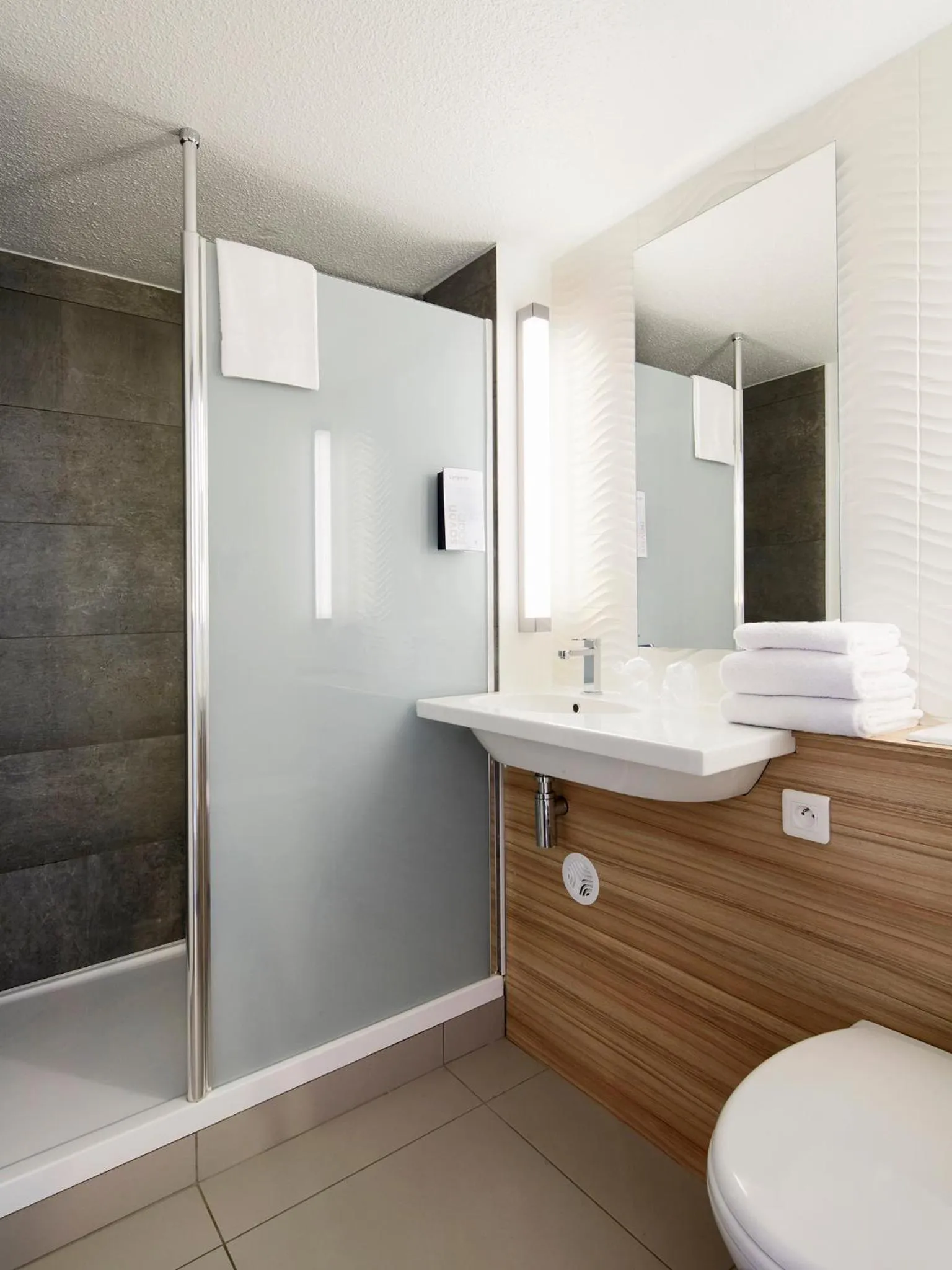 Bathroom in Campanile Le Mans - Arnage