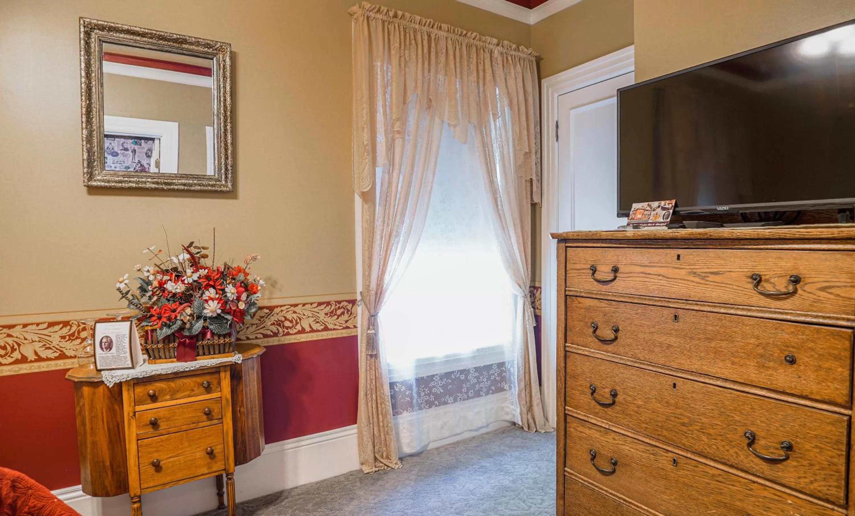 TV and multimedia in Heber Senator Bed and Breakfast