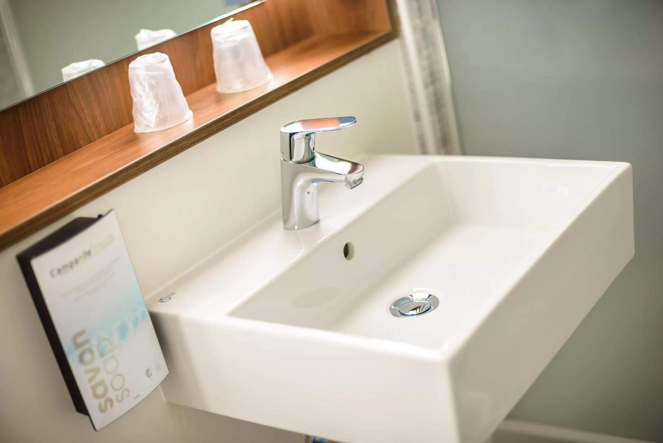 Bathroom in Campanile Toulouse Sesquieres