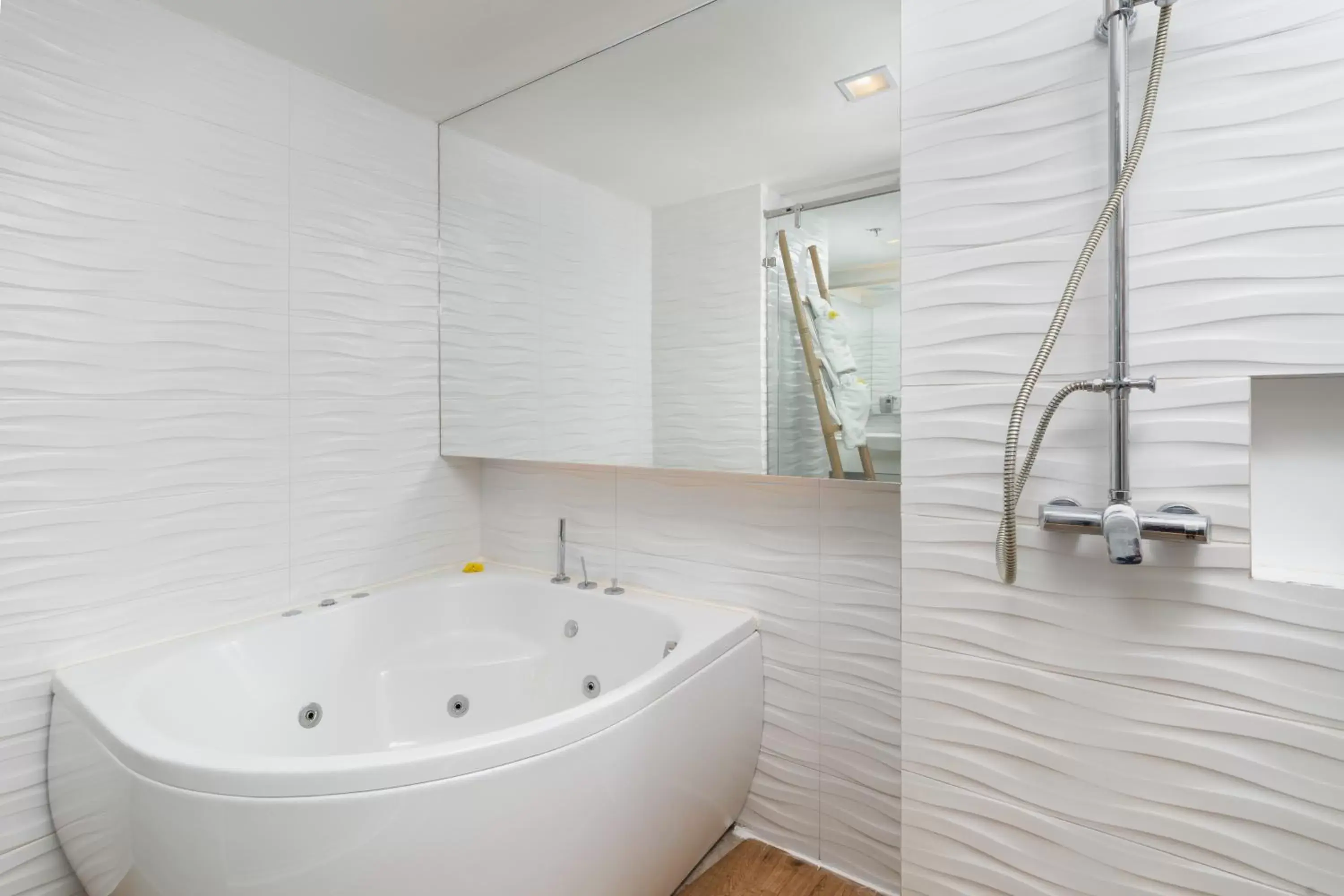 Bath, Bathroom in Jomtien Palm Beach Hotel and Resort - SHA Extra Plus