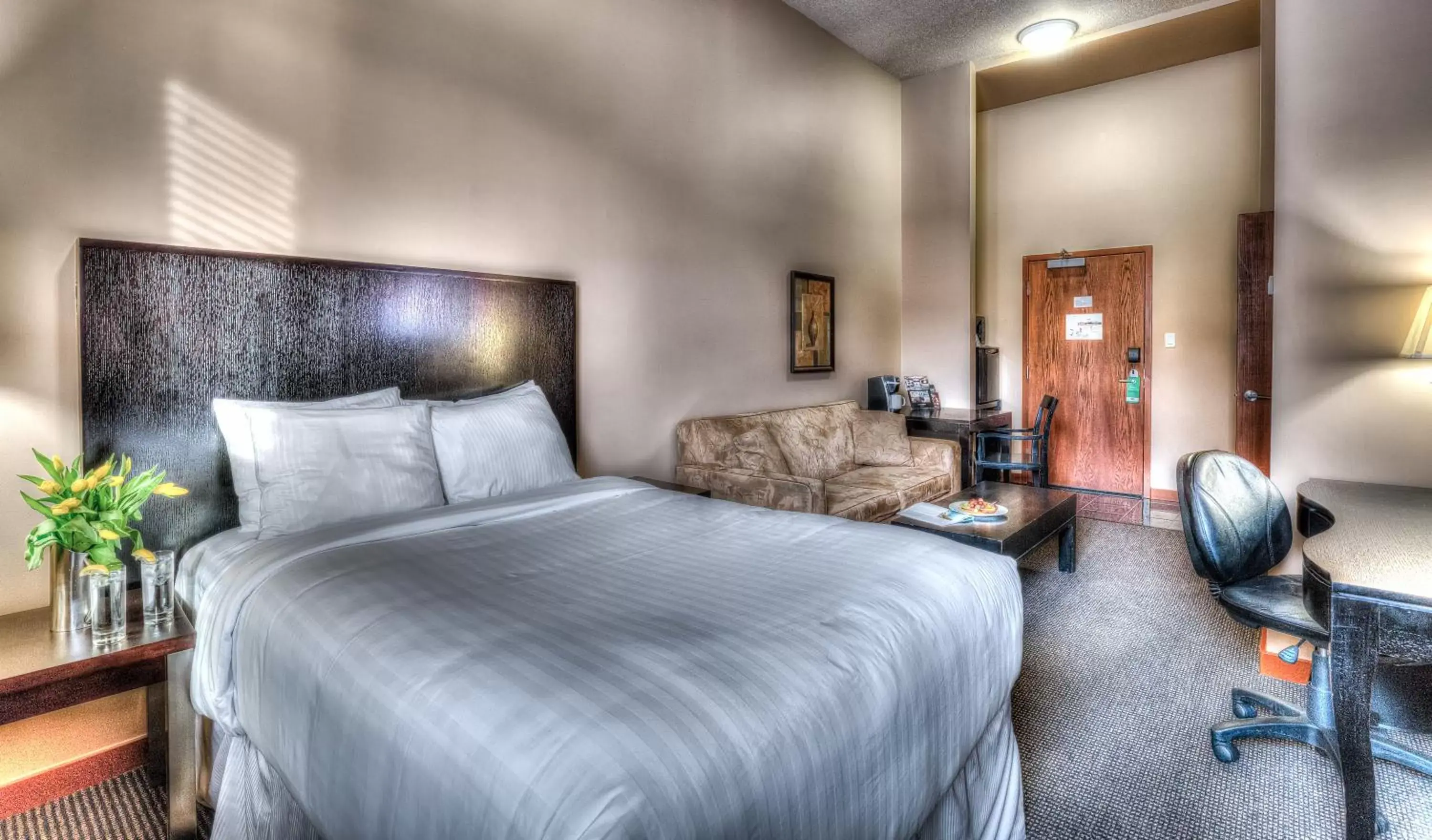 Bed in Podollan Inn & Spa - Grande Prairie