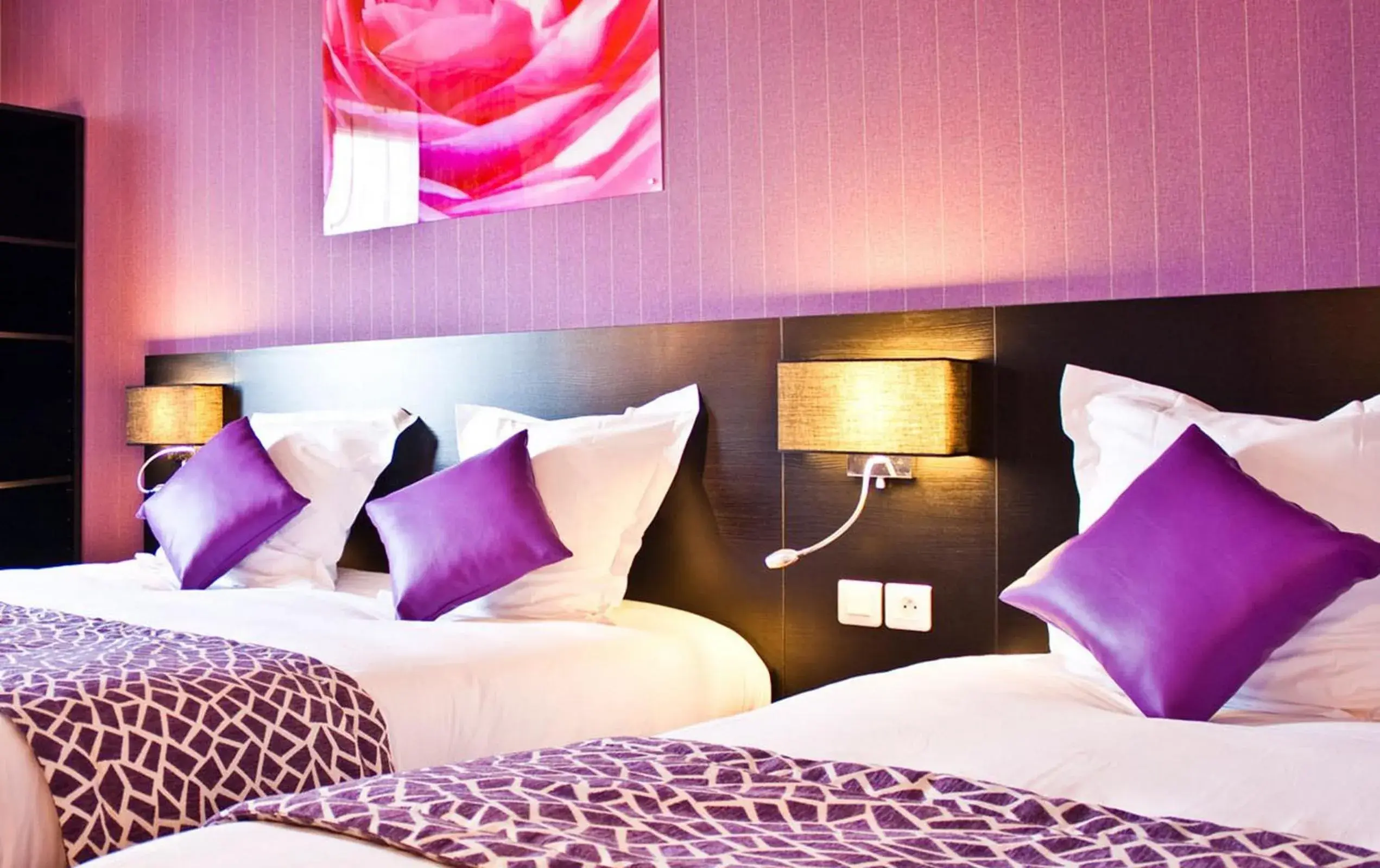 Photo of the whole room, Bed in The Originals City, Hôtel des Lys, Dreux Photo of the whole room, Bed in The Originals City, Hôtel des Lys, Dreux