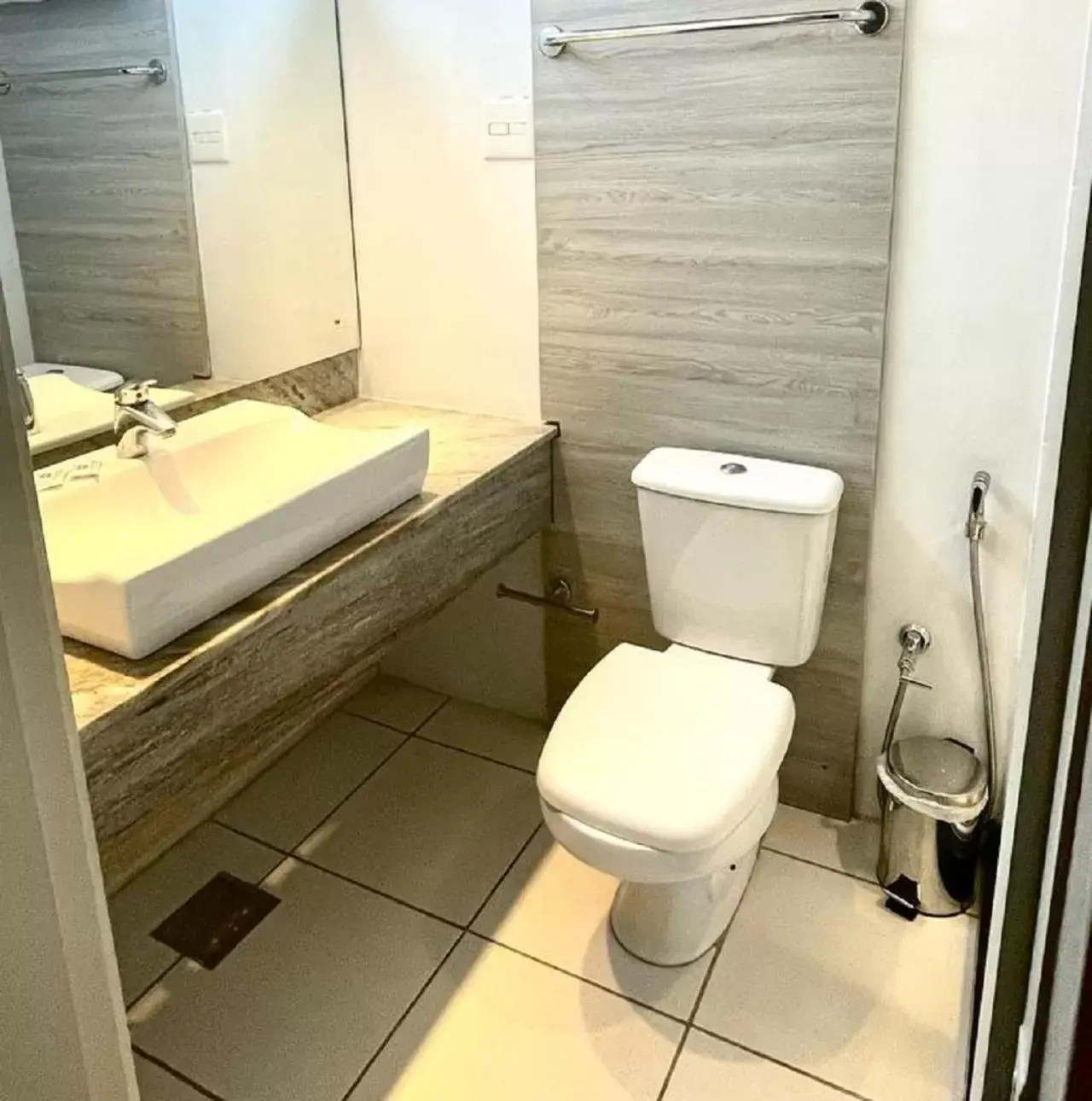 Bathroom in Hotel Nacional Inn Porto Alegre - by Nacional Inn - Próximo à Arena do Grêmio, Parque Harmonia e Réveillon na Orla do Guaíba Bathroom in Hotel Nacional Inn Porto Alegre - by Nacional Inn - Próximo à Arena do Grêmio, Parque Harmonia e Réveillon na Orla do Guaíba