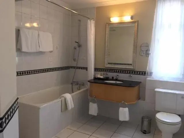 Bathroom in Millennium Hotel Glasgow