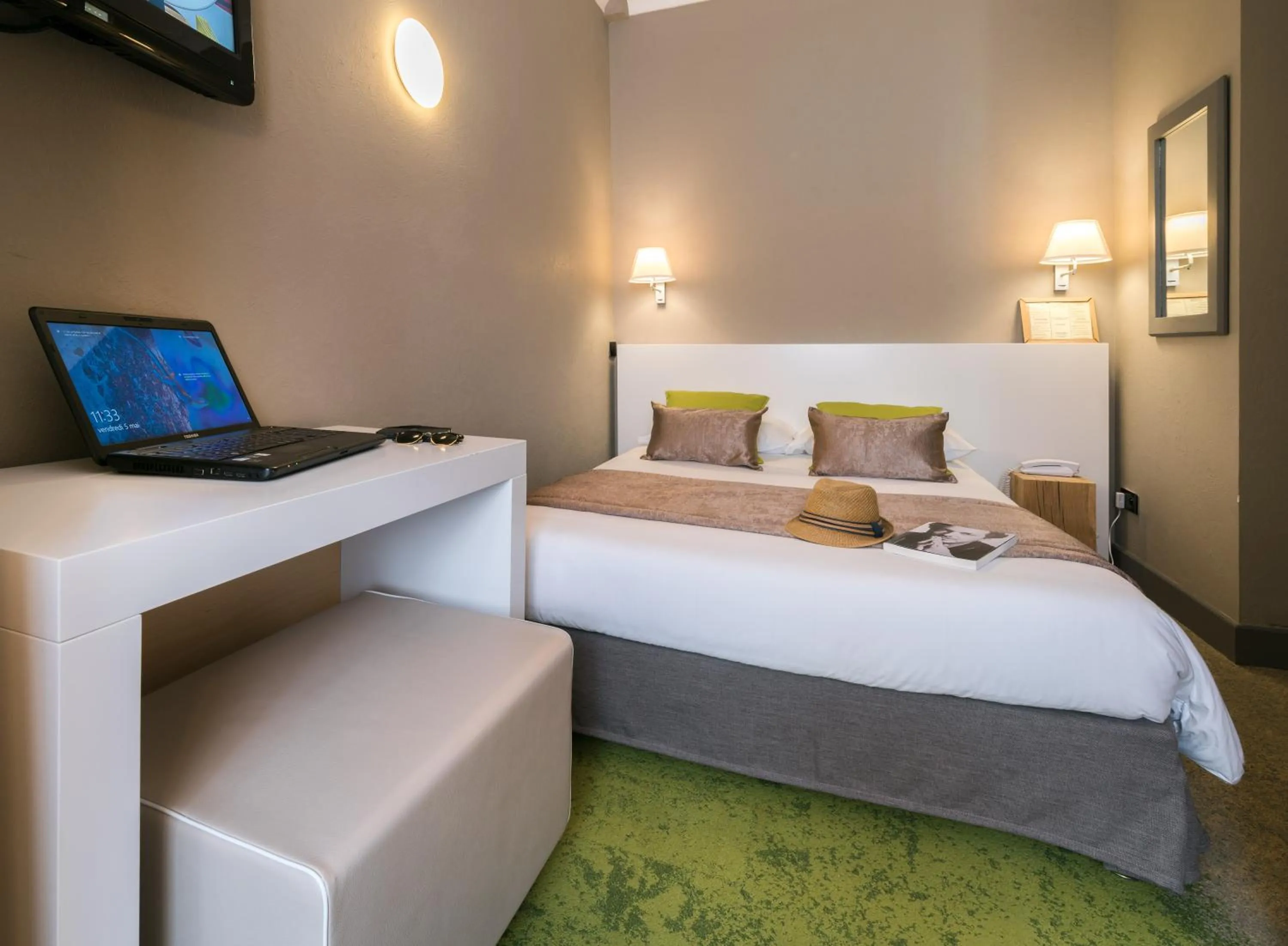 Seating area, Bed in Hôtel La Villa Tosca