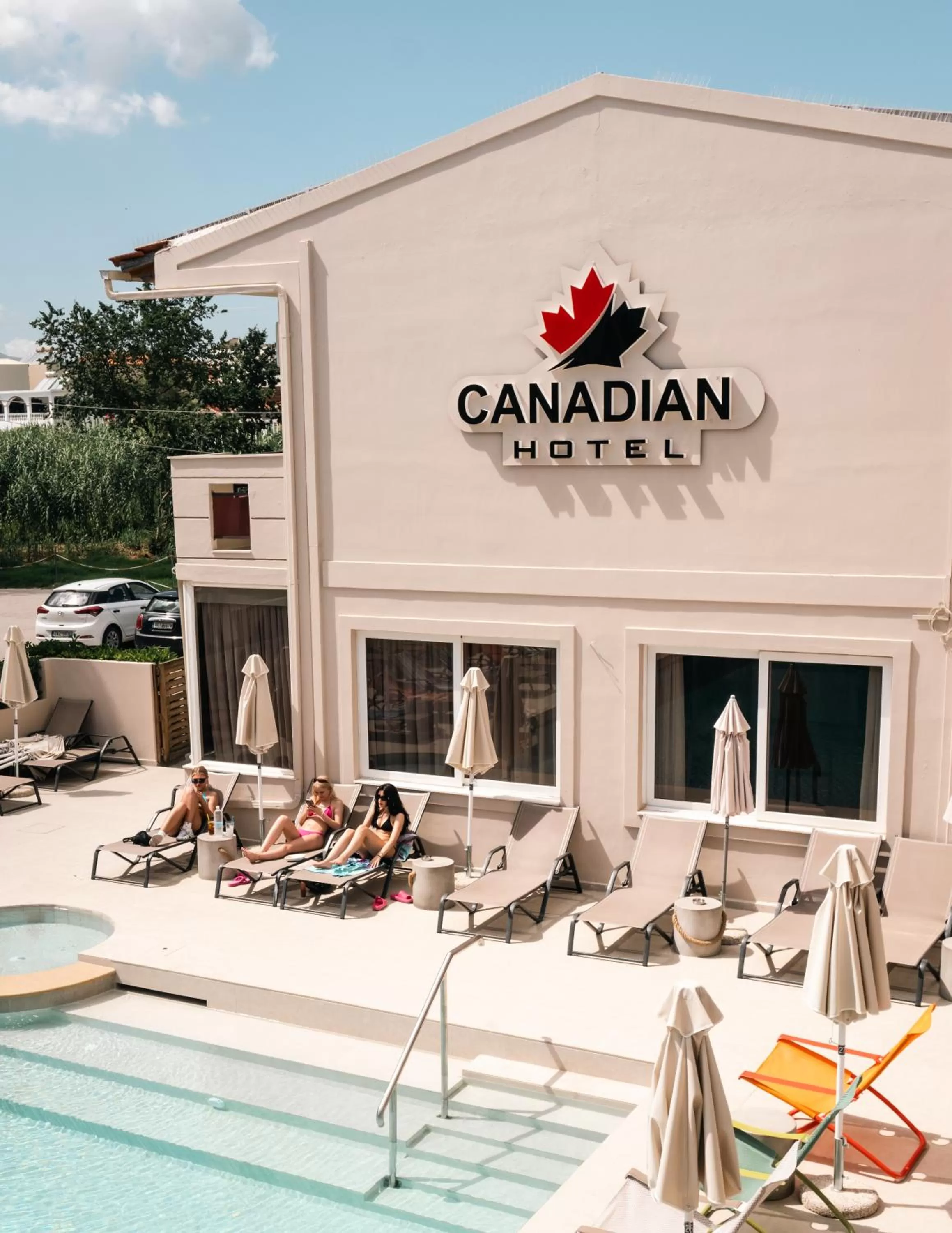 Swimming pool in Canadian Hotel